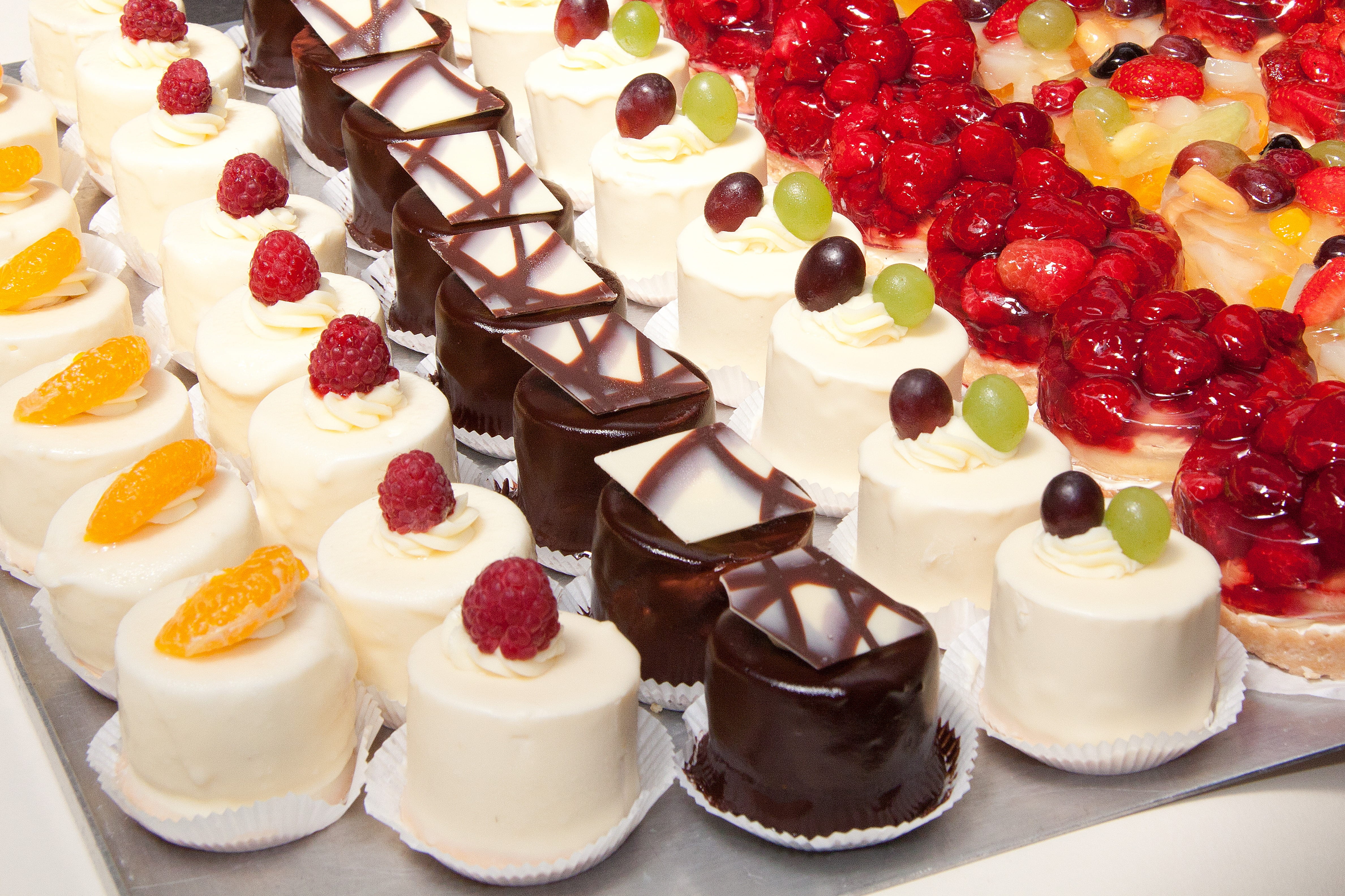 pastry, ready-to-eat, sweet, food, indoors, freshness, dessert, cake, baked, temptation, pastry shop, bake, petits fours frais, sweet food, cream, unhealthy eating, HD Wallpaper