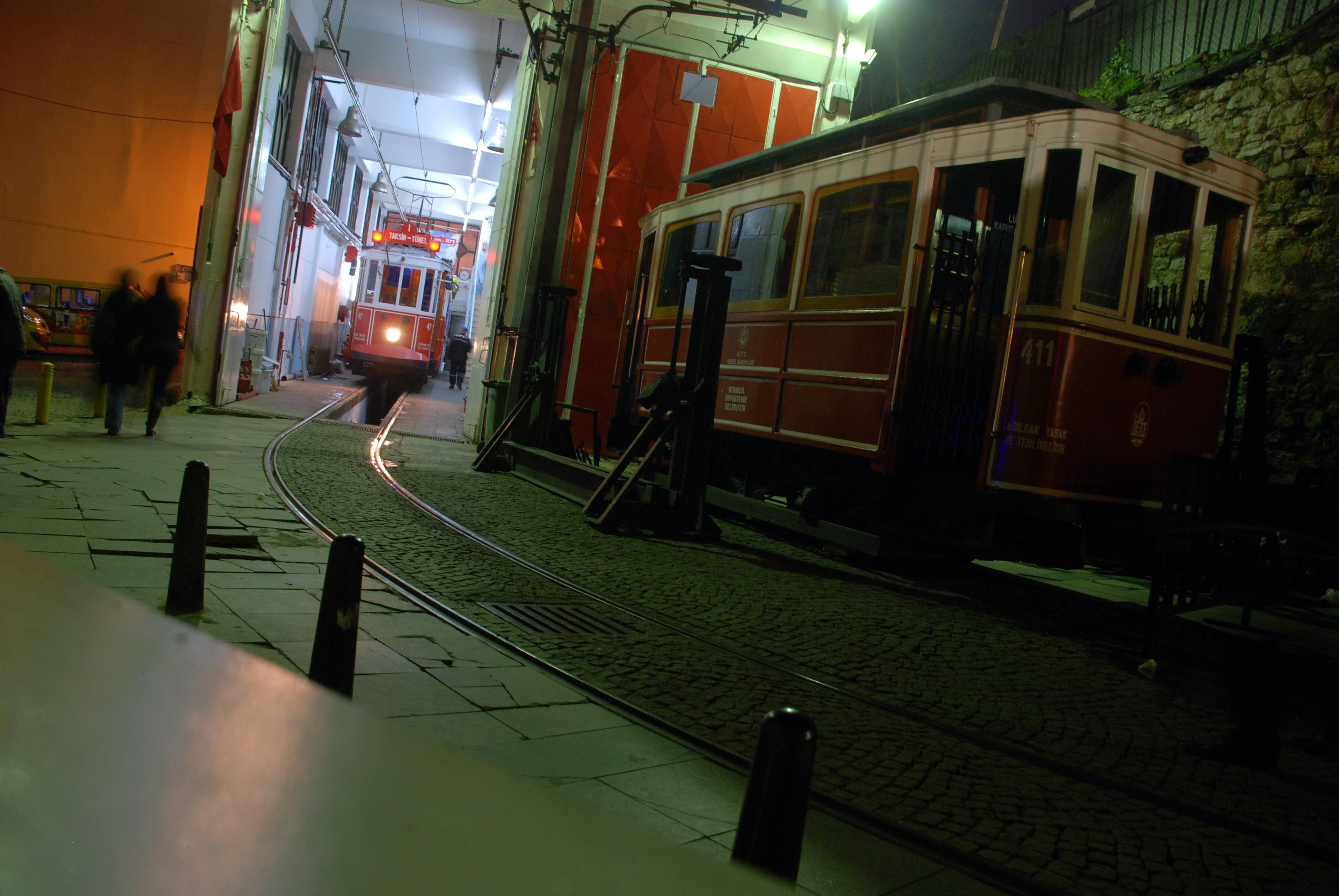 group of people, 4K, red, men, train, architecture, wall, public transportation, parking, railroad, transportation, cable car, mode of transportation, HD Wallpaper
