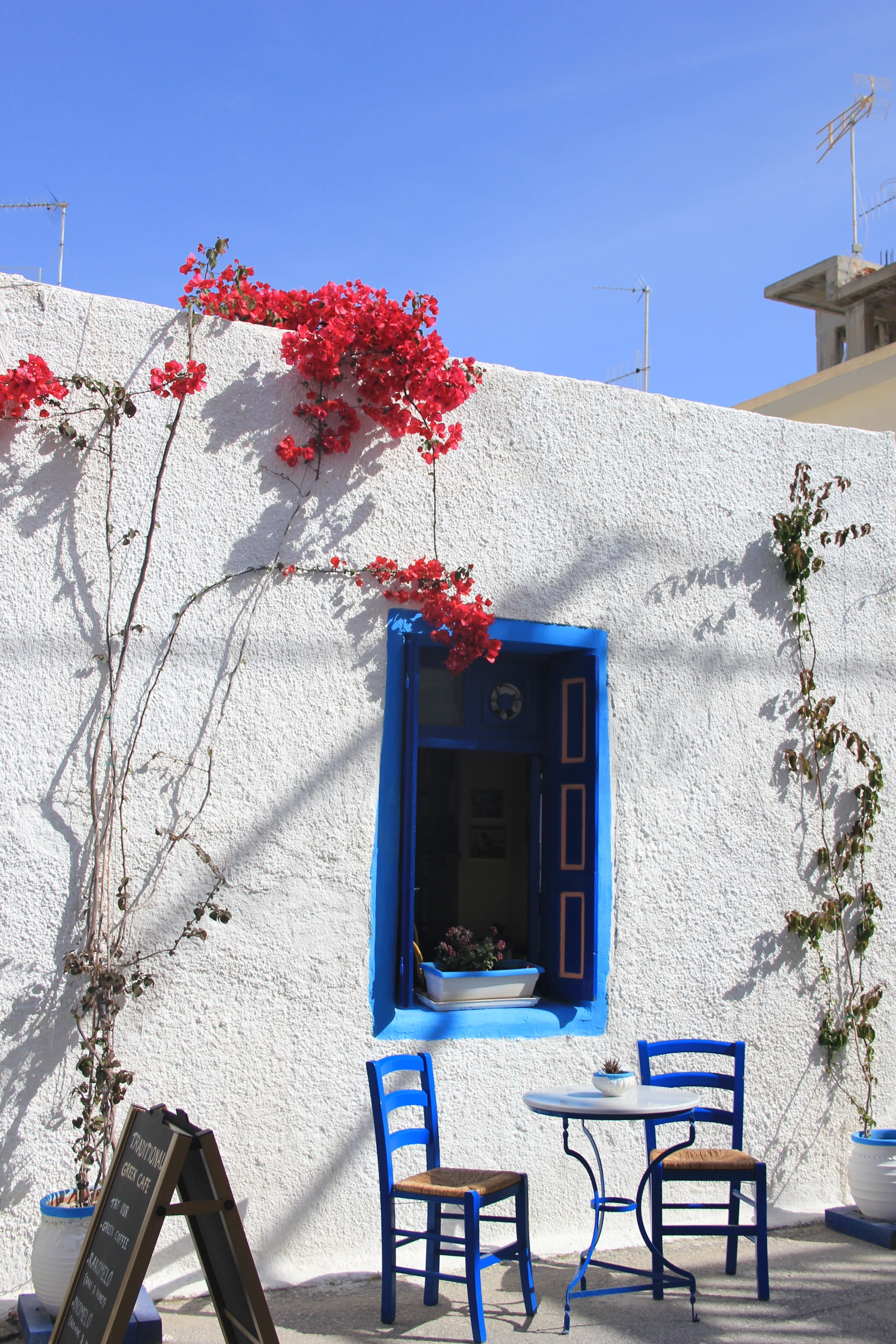 chair, wall - building feature, built structure, red, terrace, Chairs, flowering plant, outdoors, building, village, Greece, sky, 2K, snow, blue, no People, Phone HD Wallpaper