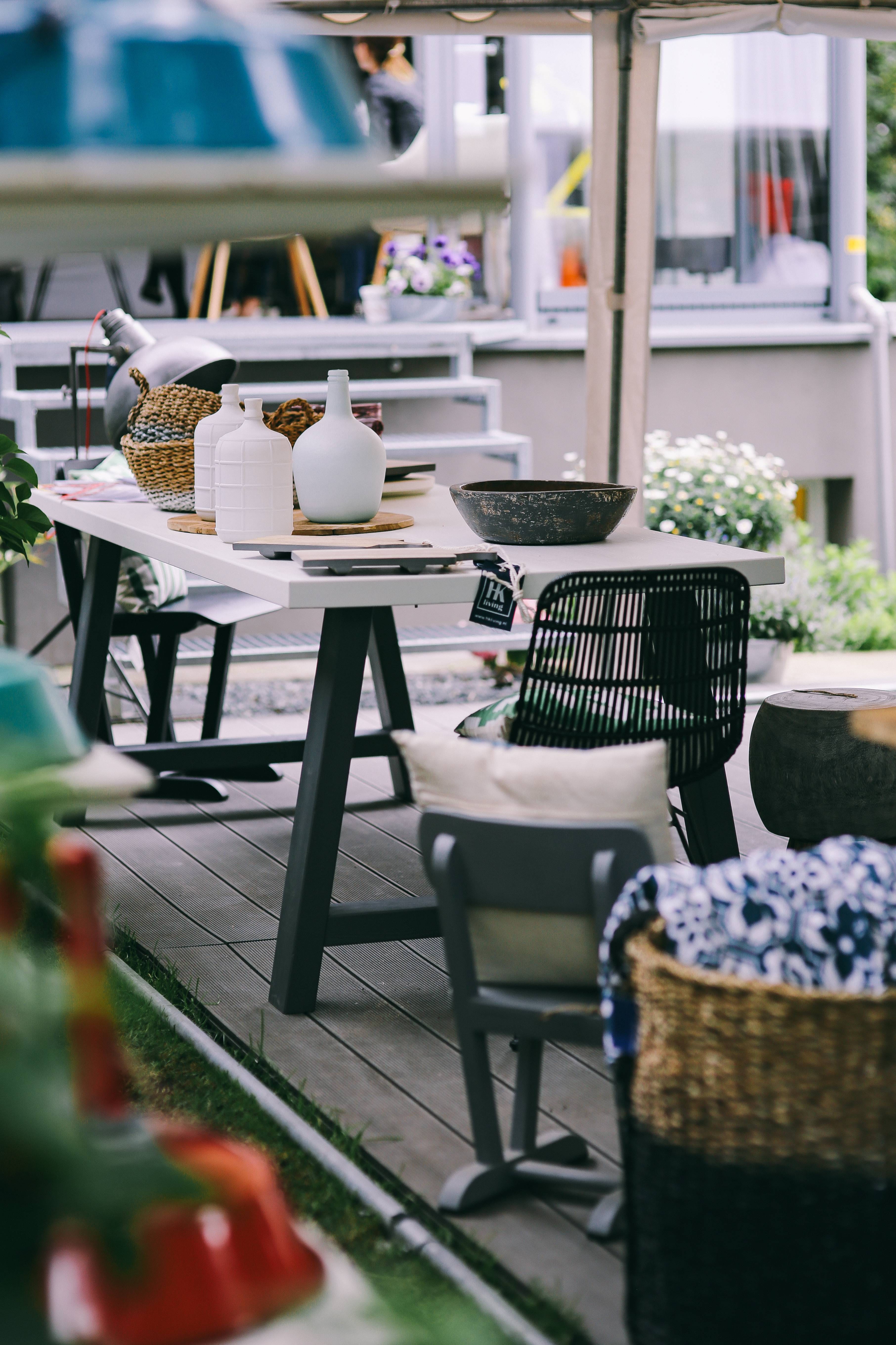 business, food, food and drink, chair, empty, restaurant, selective focus, furniture, 5K, sunny, items, garden, tray, basket, crockery, absence, table, Phone HD Wallpaper