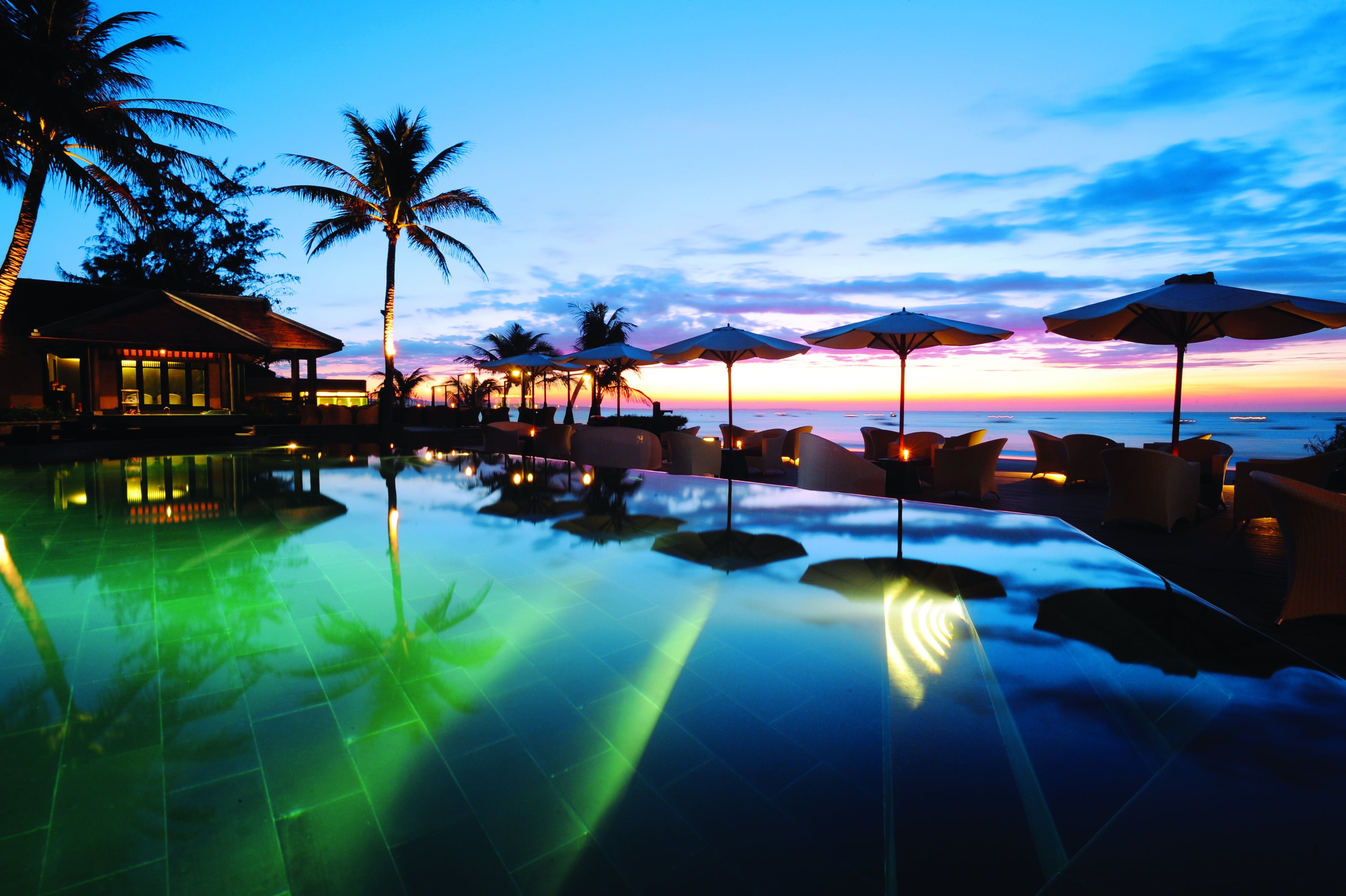 architecture, illuminated, travel Locations, tree, nature, evening, leafed, blue, dusk, 2K, luxury, reflection, infinity pool, chair, palm Tree, outdoors, HD Wallpaper