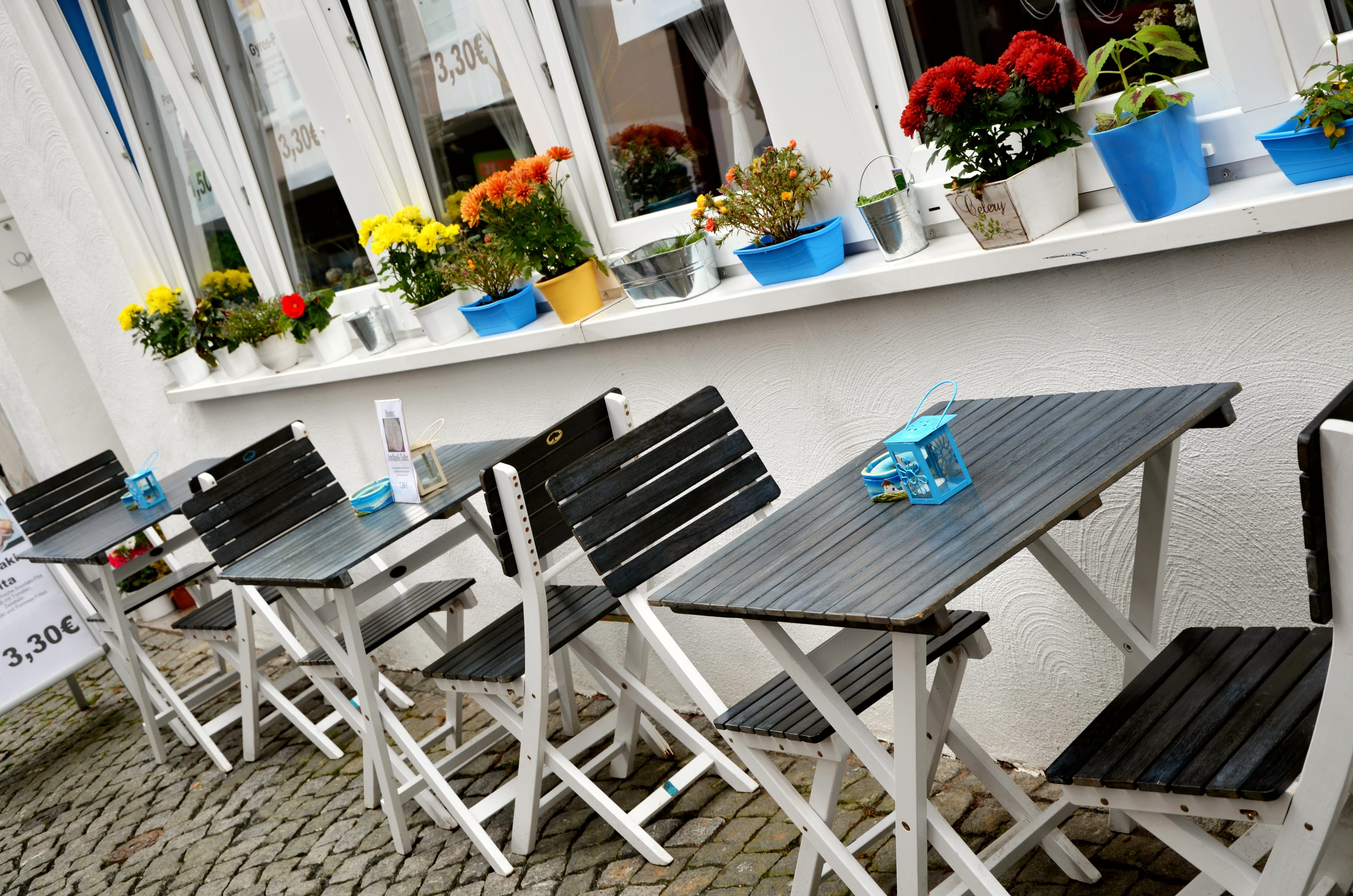 chair, no people, 4K, day, architecture, seat, shelf, dining tables, flower arrangement, Street Cafe, outside catering, flower head, bunch of flowers, HD Wallpaper