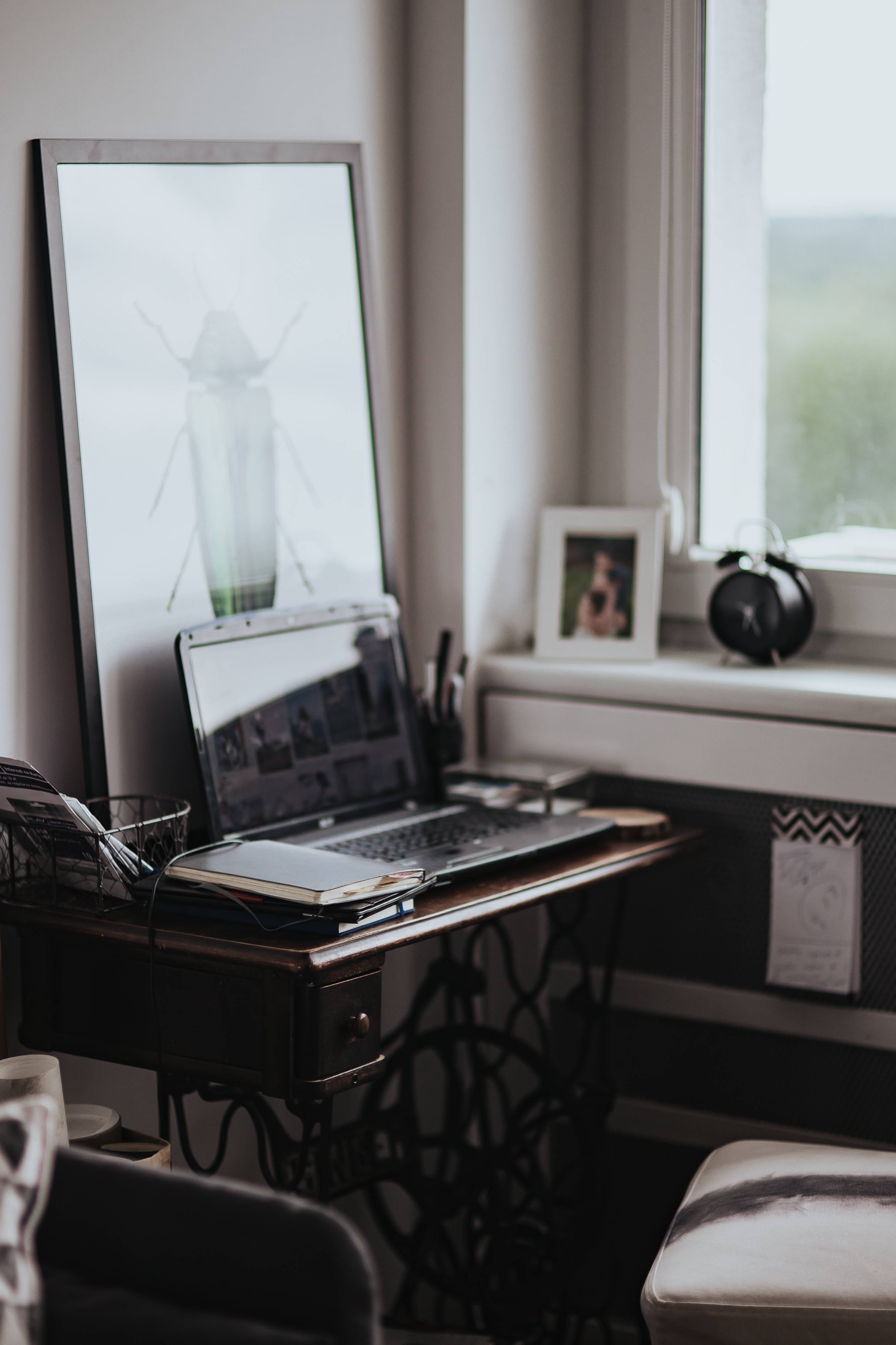 modern, business, laptop, domestic Room, window, absence, still life, work, wireless technology, notes, retro styled, chair, organizer, desk, electric lamp, Phone HD Wallpaper