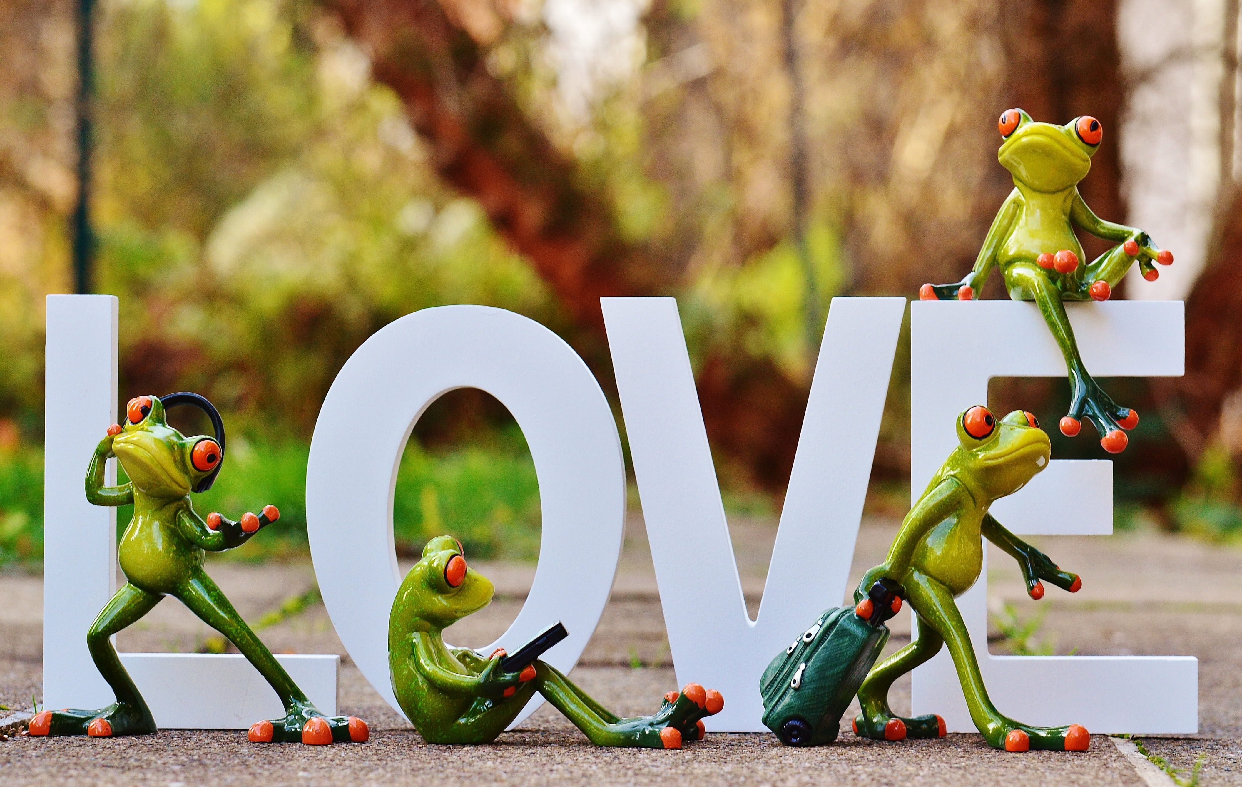 table, figurines, figure, share with, freestanding, extinct, human representation, toy, funny, sitting, creativity, love song, correspondence, small, deco, HD Wallpaper