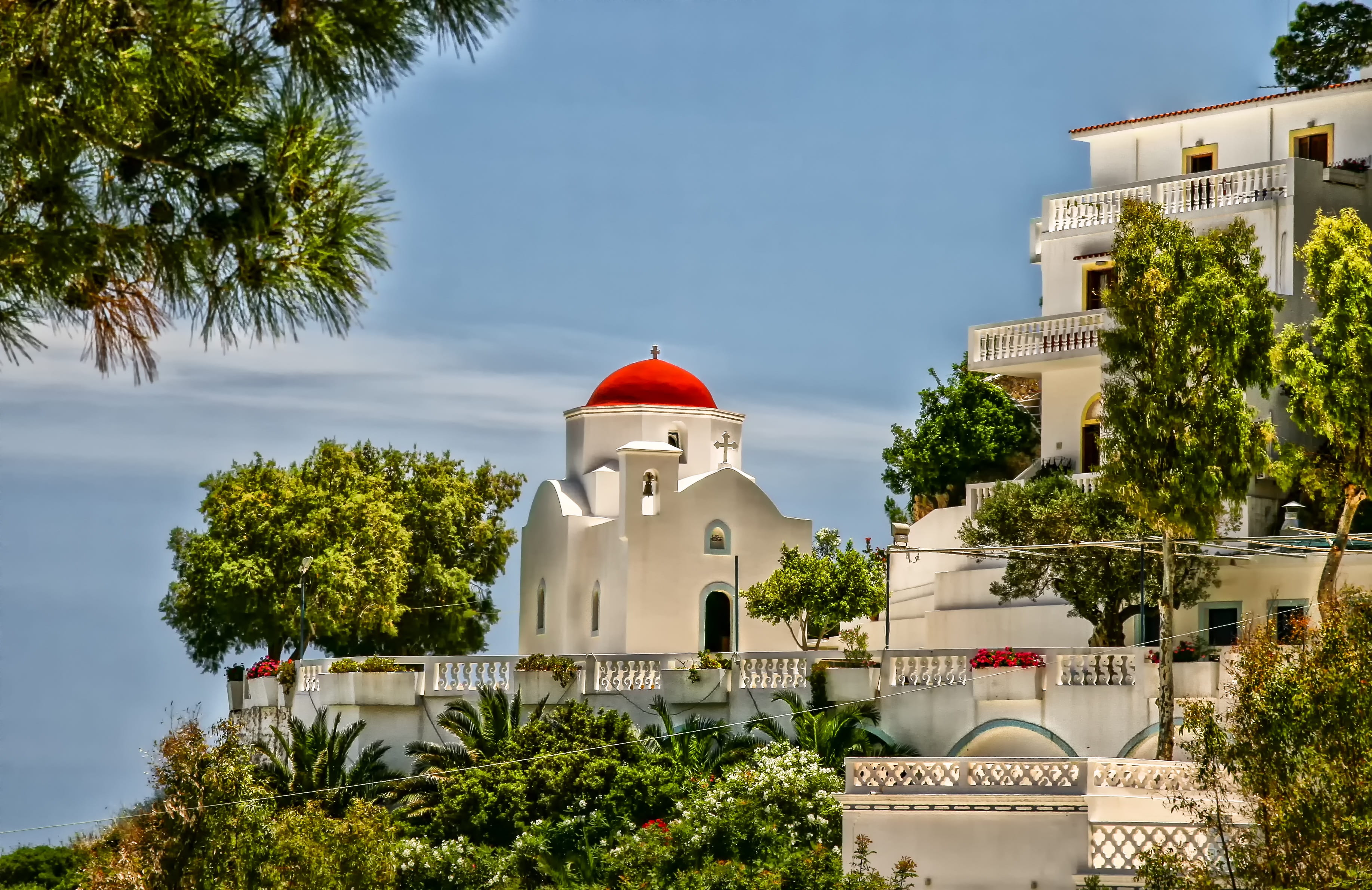 building exterior, holiday, roof, concrete, 2K, religion, travel, blue, greece, dome, palm tree, tree, blue sky, tropical climate, red, chapel, belief, HD Wallpaper