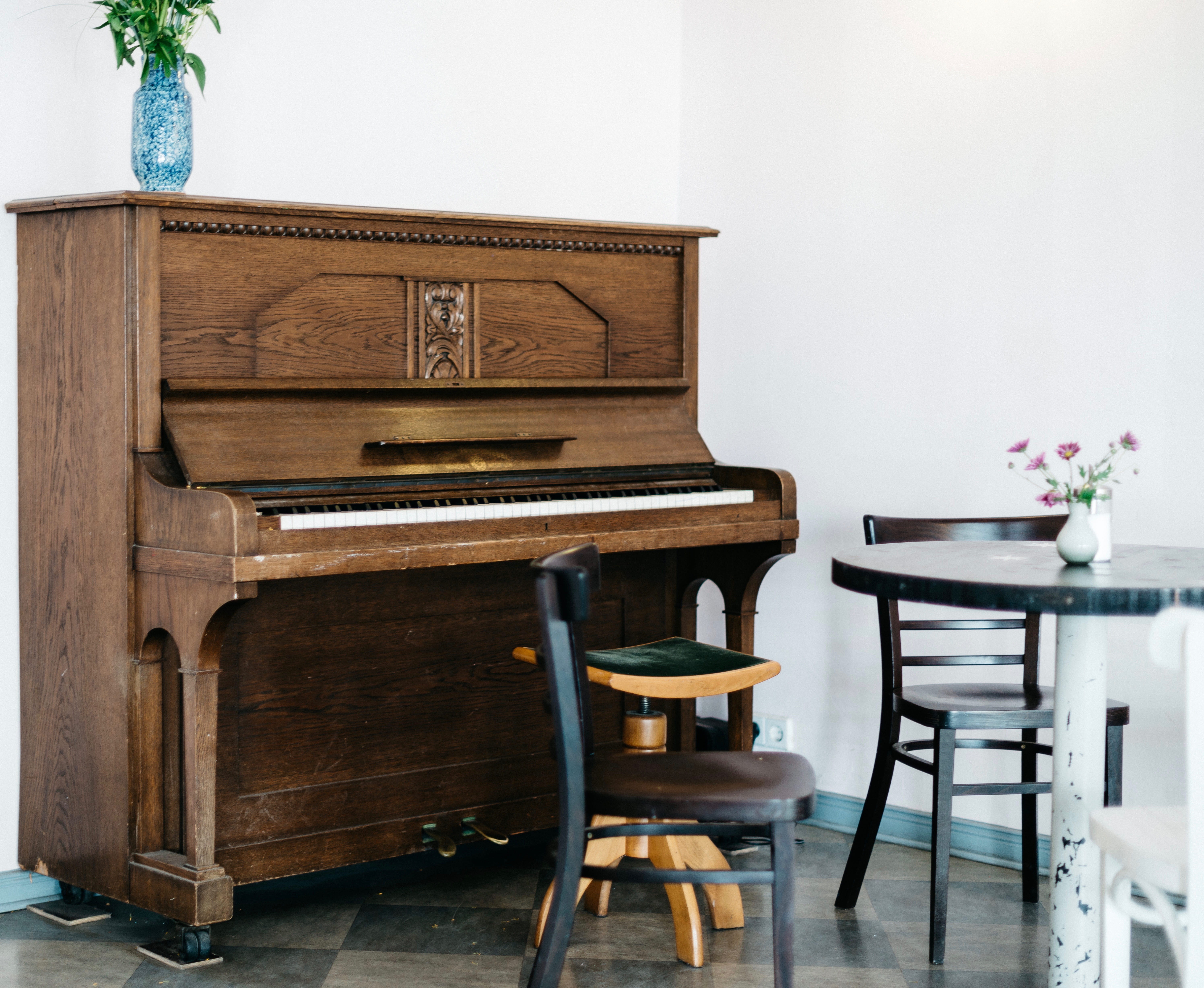 wall - building feature, living room, seat, key, painted, front, near, wall, keyboard instrument, absence, keyboard, classic, piano, wood - Material, classical Music, HD Wallpaper