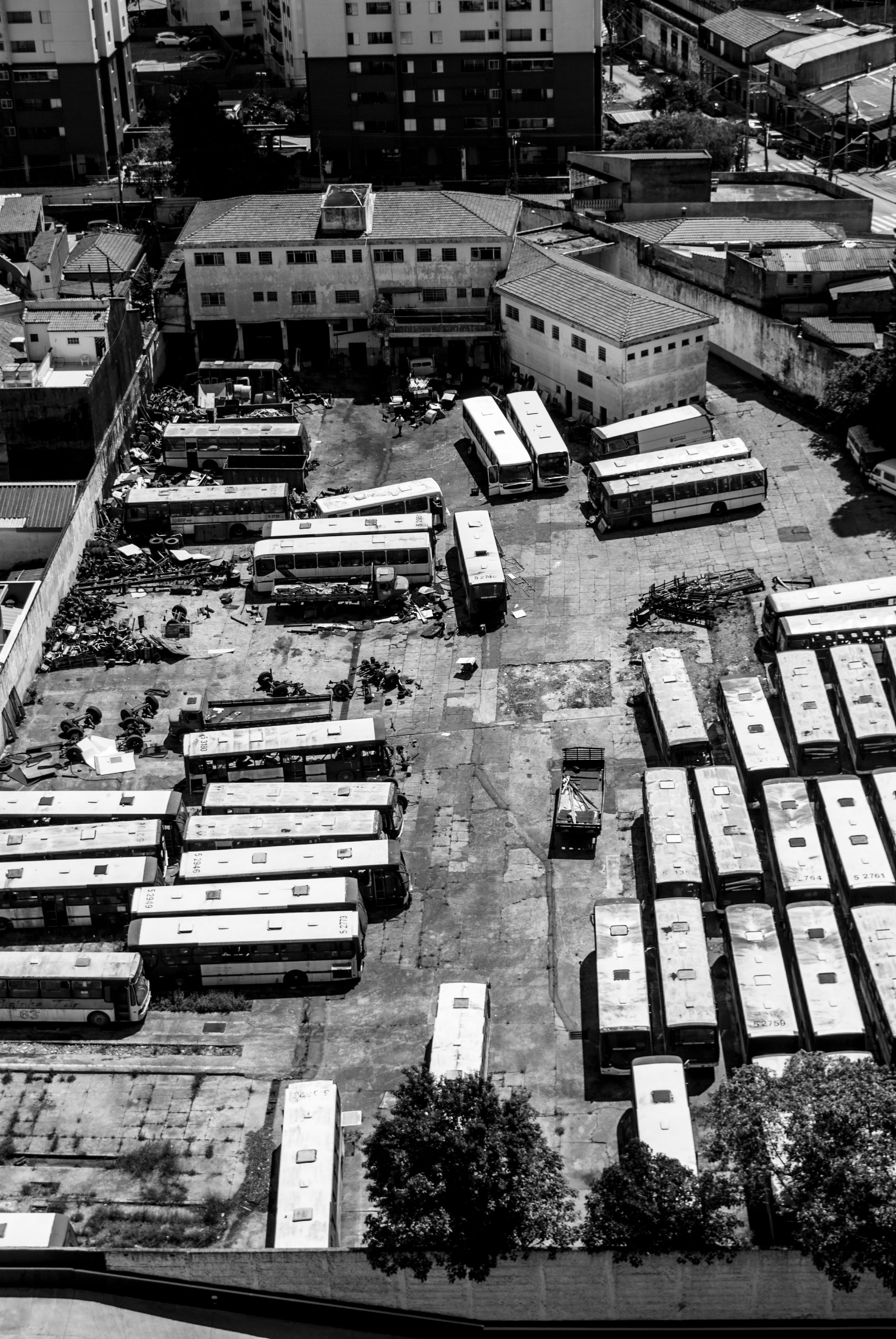buses, blacknwhite, road, building exterior, residential district, parking, urban, vehicle, cityscape, aerial, intersection, photo, building, bandw, dark, Phone HD Wallpaper