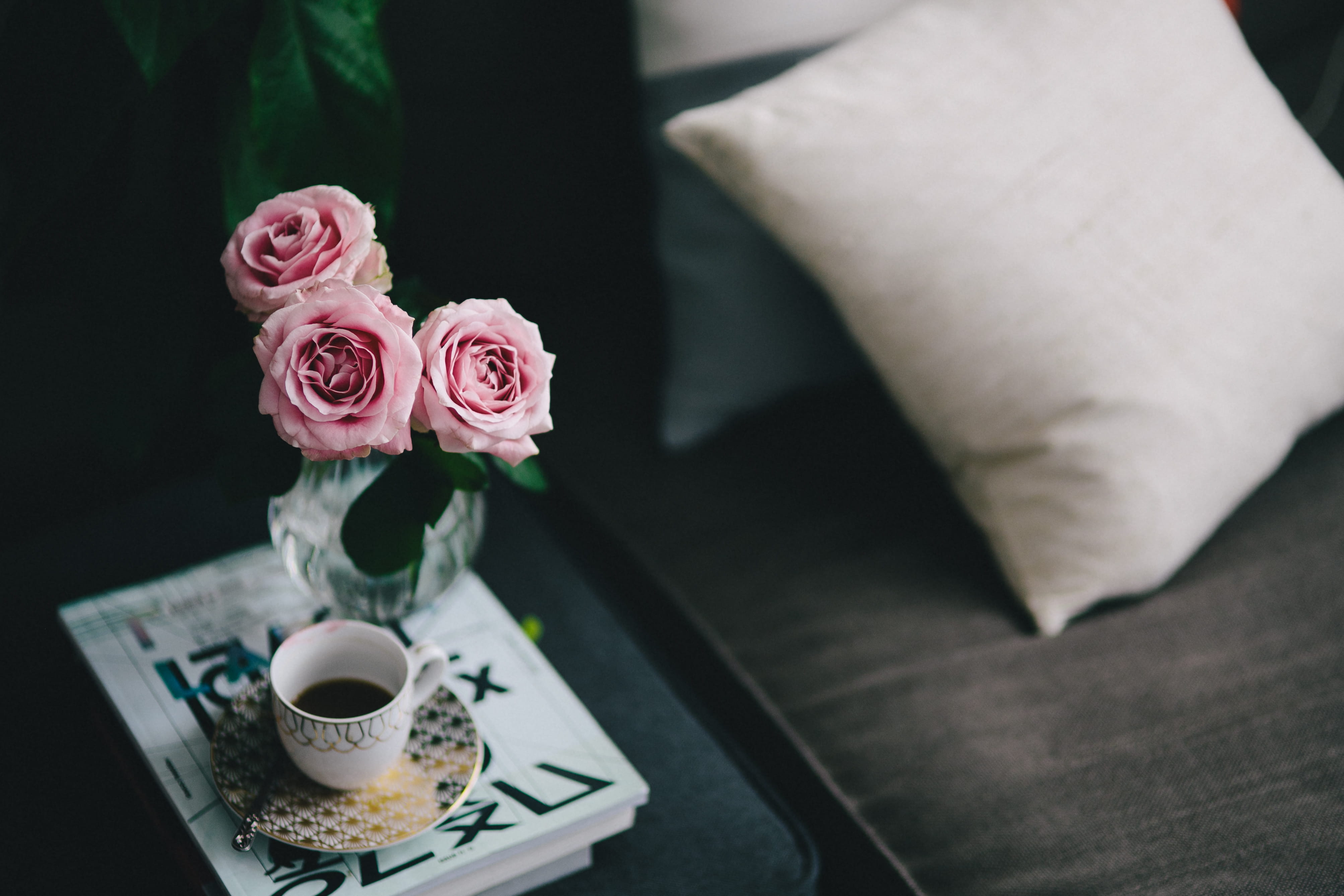 beauty in nature, flower arrangement, rose, indoors, book, crockery, food and drink, reading, lovely, plant, coffee, rose - flower, drink, no people, roses, HD Wallpaper