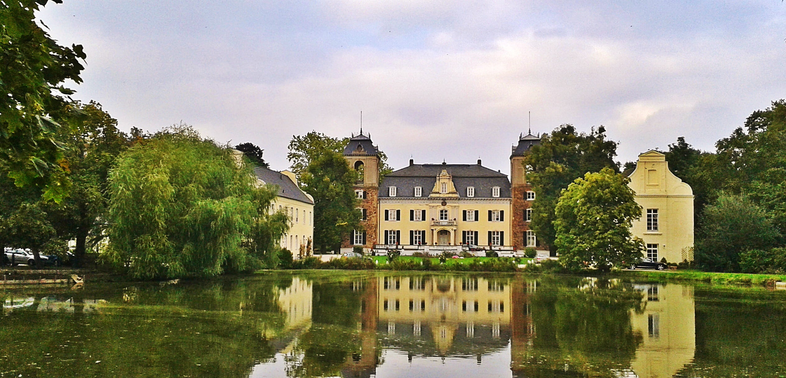 luxury, design, schlossgarten, tree, eifel, cloud - sky, 1080P, restaurant, water reflection, painted house, no people, sky, idyllic, trees, mansion, moated castle, HD Wallpaper
