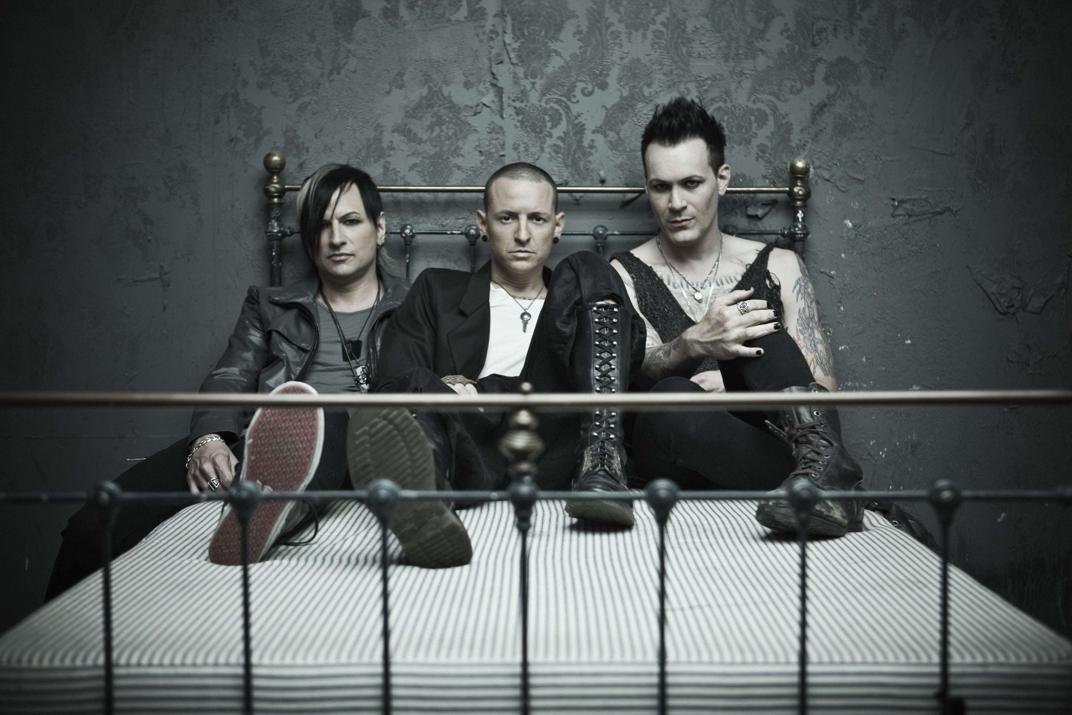 2K, togetherness, looking, adult, women, white, portrait, social issues, notched, young adult, Ryan Shuck, Chester Bennington, three quarter length, young women, HD Wallpaper