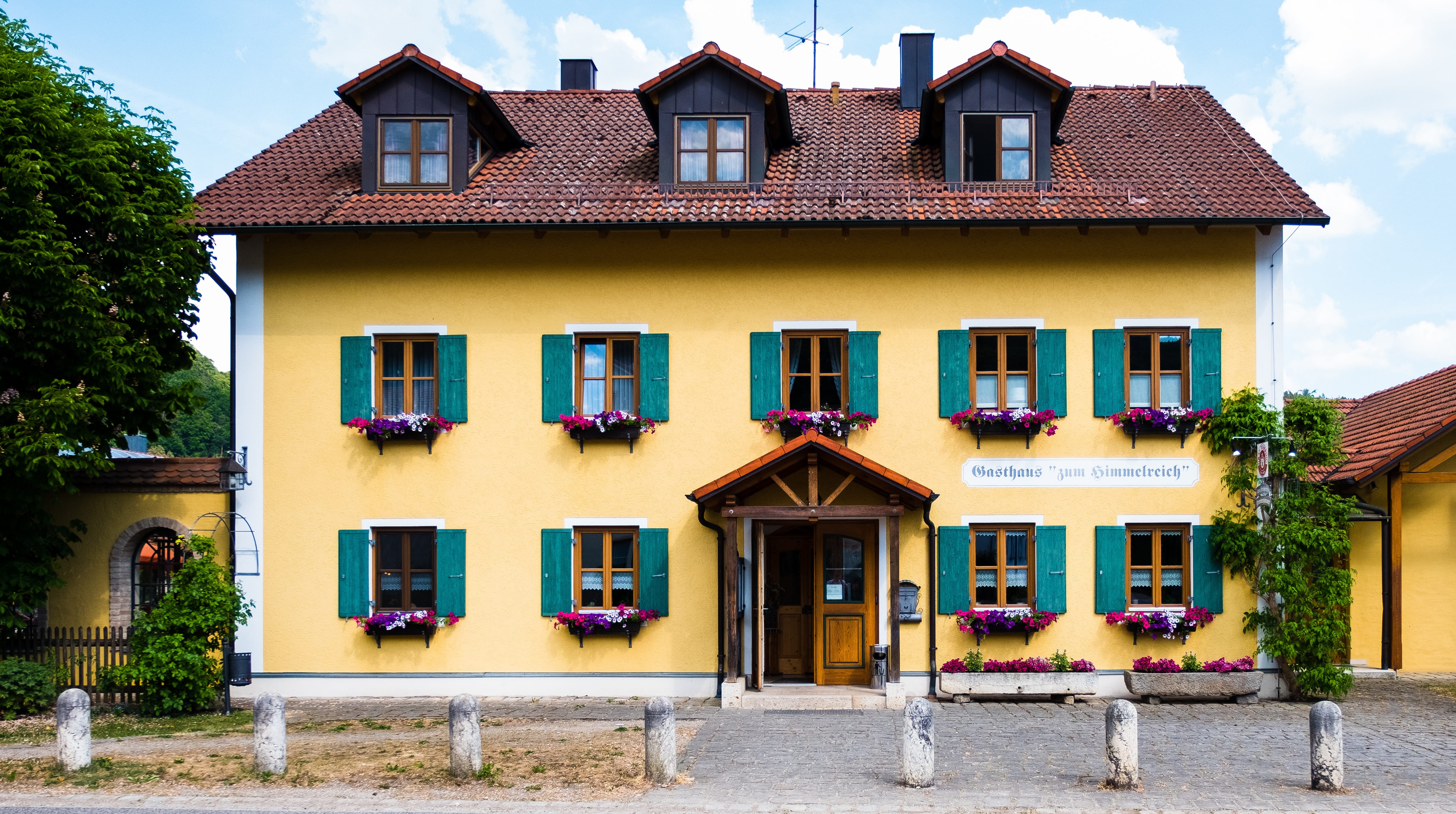 day, summer, facade, beer garden, building, no people, bavarian, home, eat, gastronomy, row house, residential district, restaurant, out, plant, roof, house, HD Wallpaper