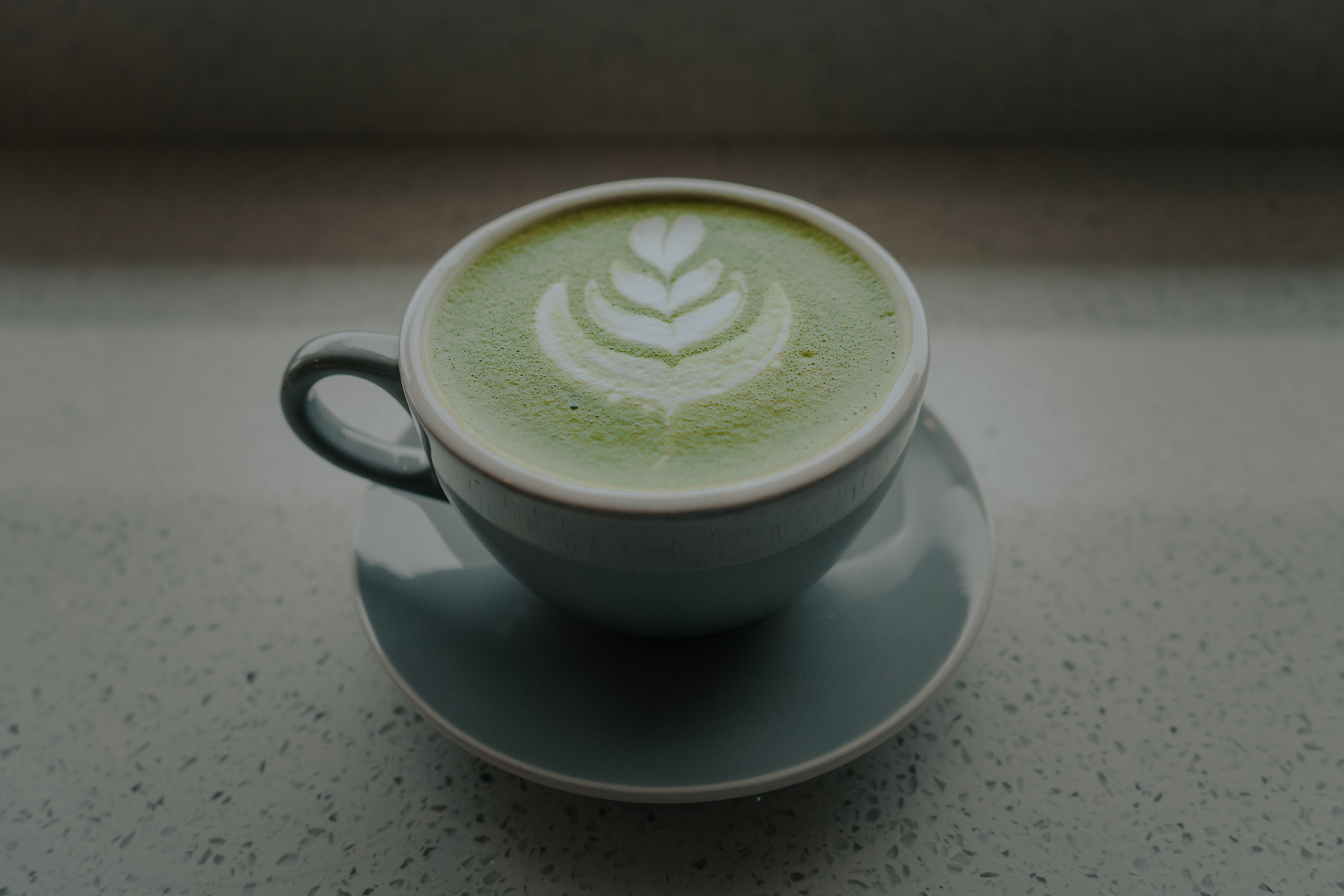 focus on foreground, tea, close-up, freshness, coffee cup, 5K, green, pottery, mug, cup, coffee, food, frothy drink, breakfast, drink, cafe, latte, coffee - drink, HD Wallpaper