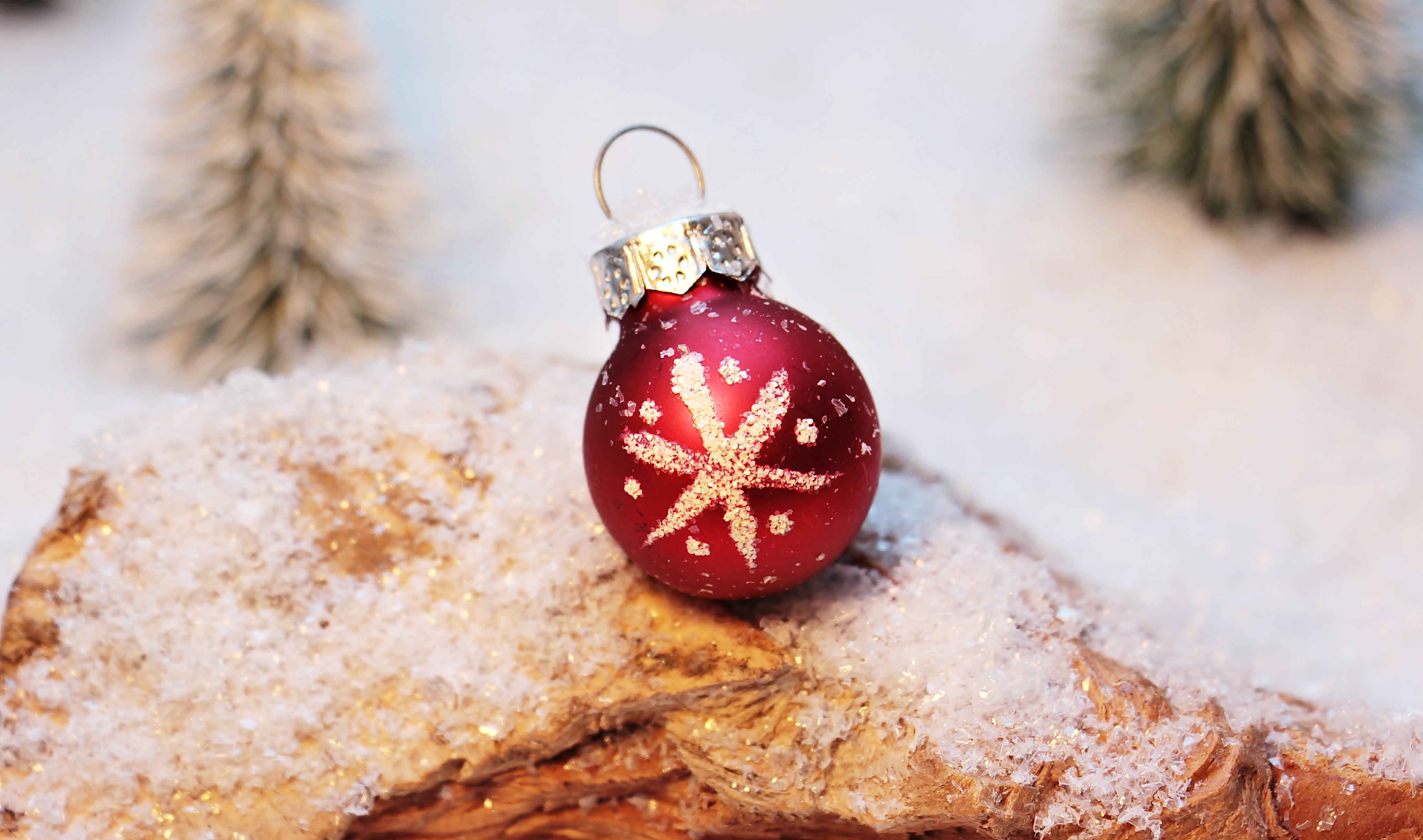 snowflake, christmas motif, focus on foreground, background, christmas ornaments, red, event, greeting card, map, weihnachtsbaumschmuck, celebration, plant, HD Wallpaper