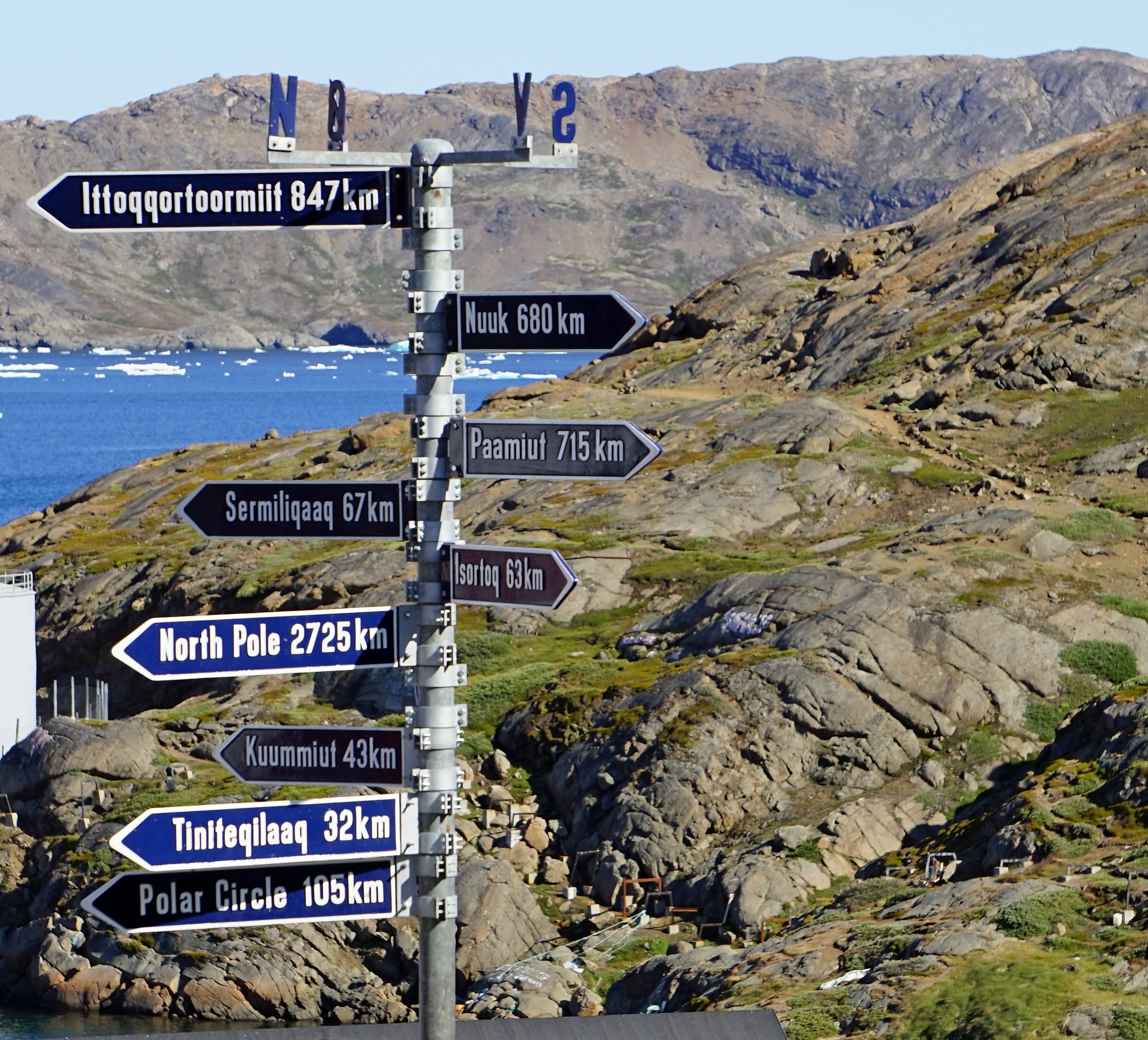 western script, distance, rock - object, no people, nature, arrow symbol, km, outdoors, 2K, architecture, signposts, information boards, shield, rock, HD Wallpaper