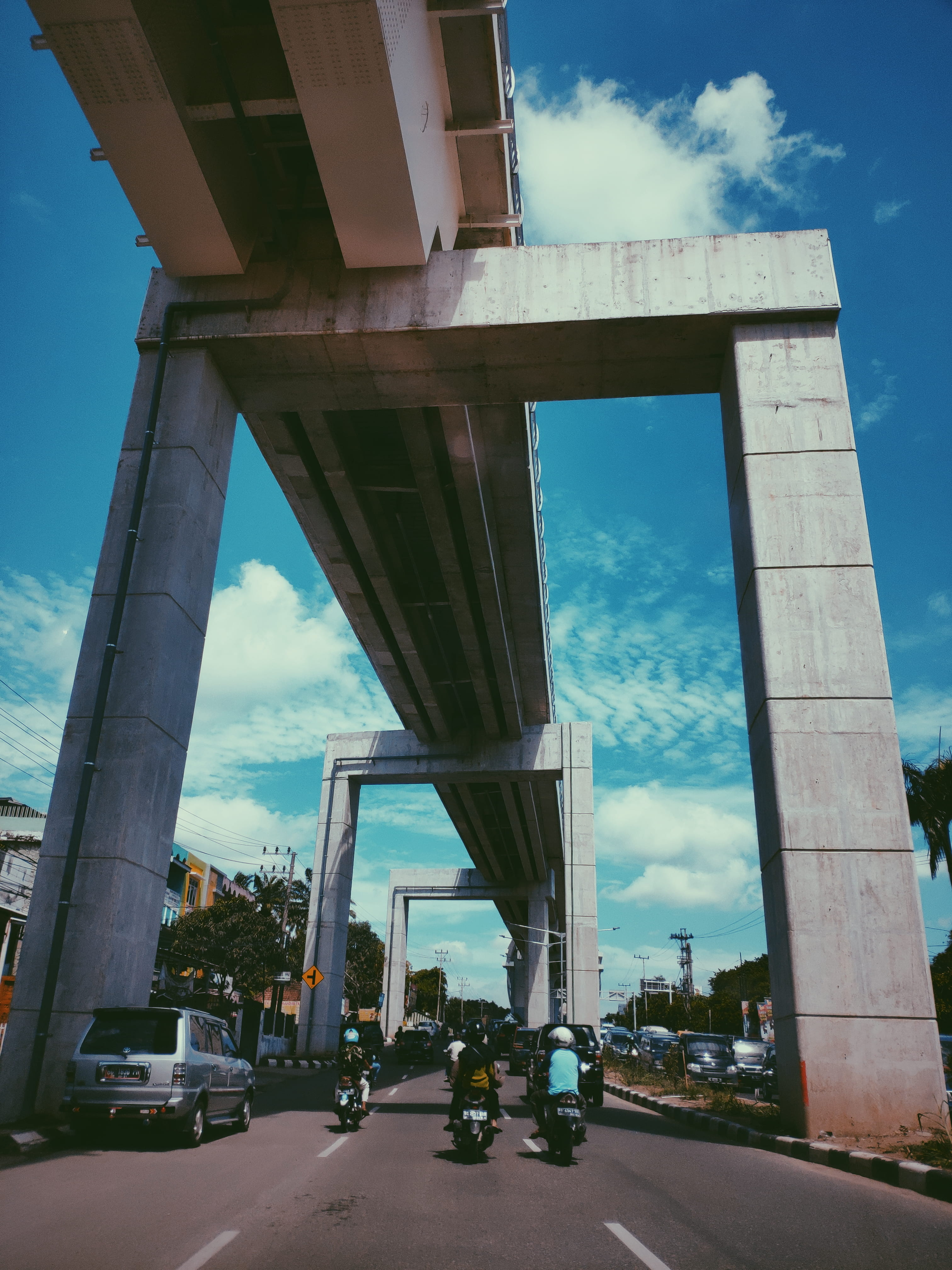 light, land vehicle, automobile, building exterior, metropolis, road, mode of transportation, transportation, bridge - man made structure, human, nature, Phone HD Wallpaper