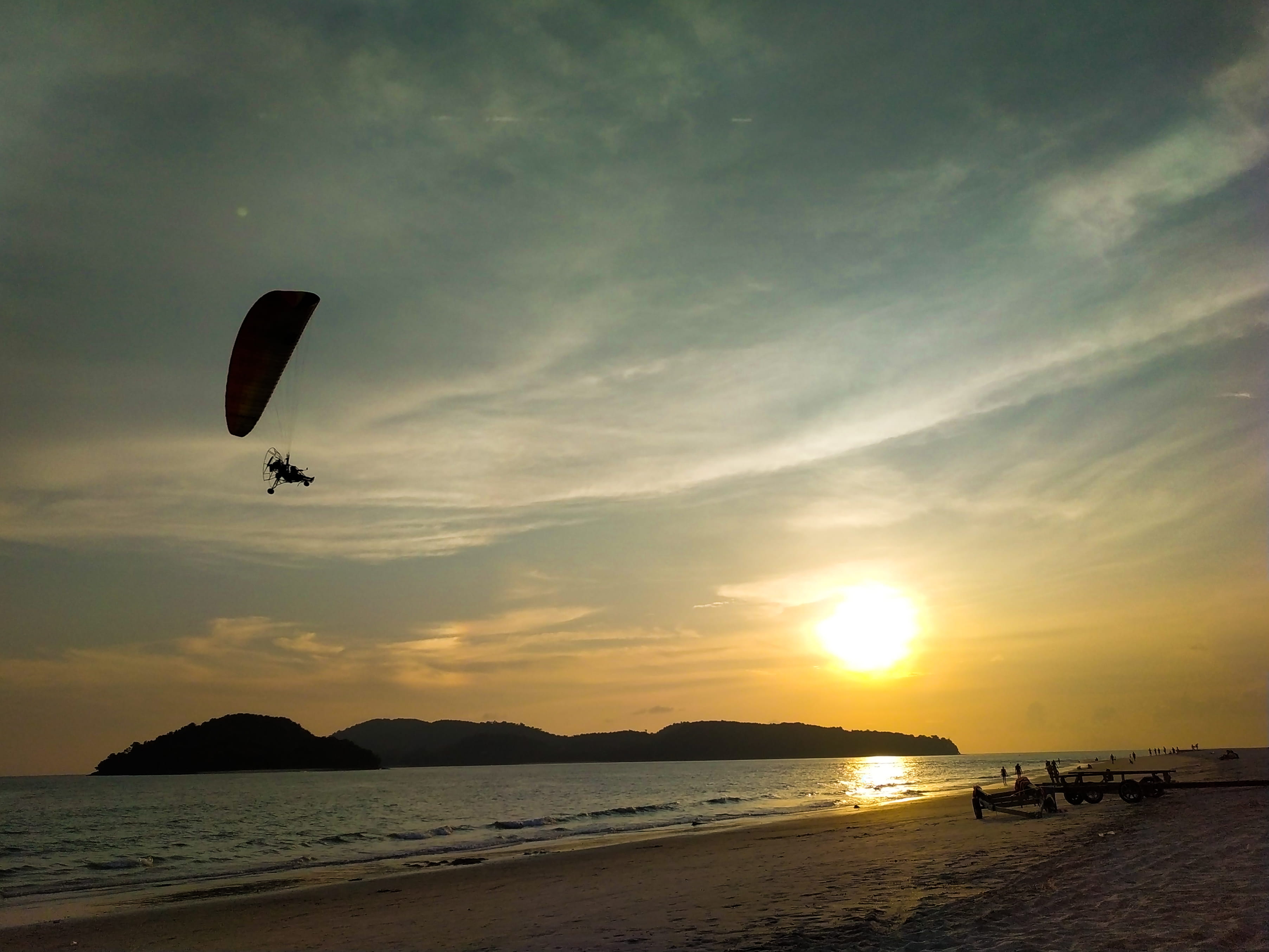 cloud - sky, sport, horizon over water, paragliding, outdoors, parasailing, sky, 2K, land, water, beauty in nature, beach, extreme sports, leisure activity, HD Wallpaper