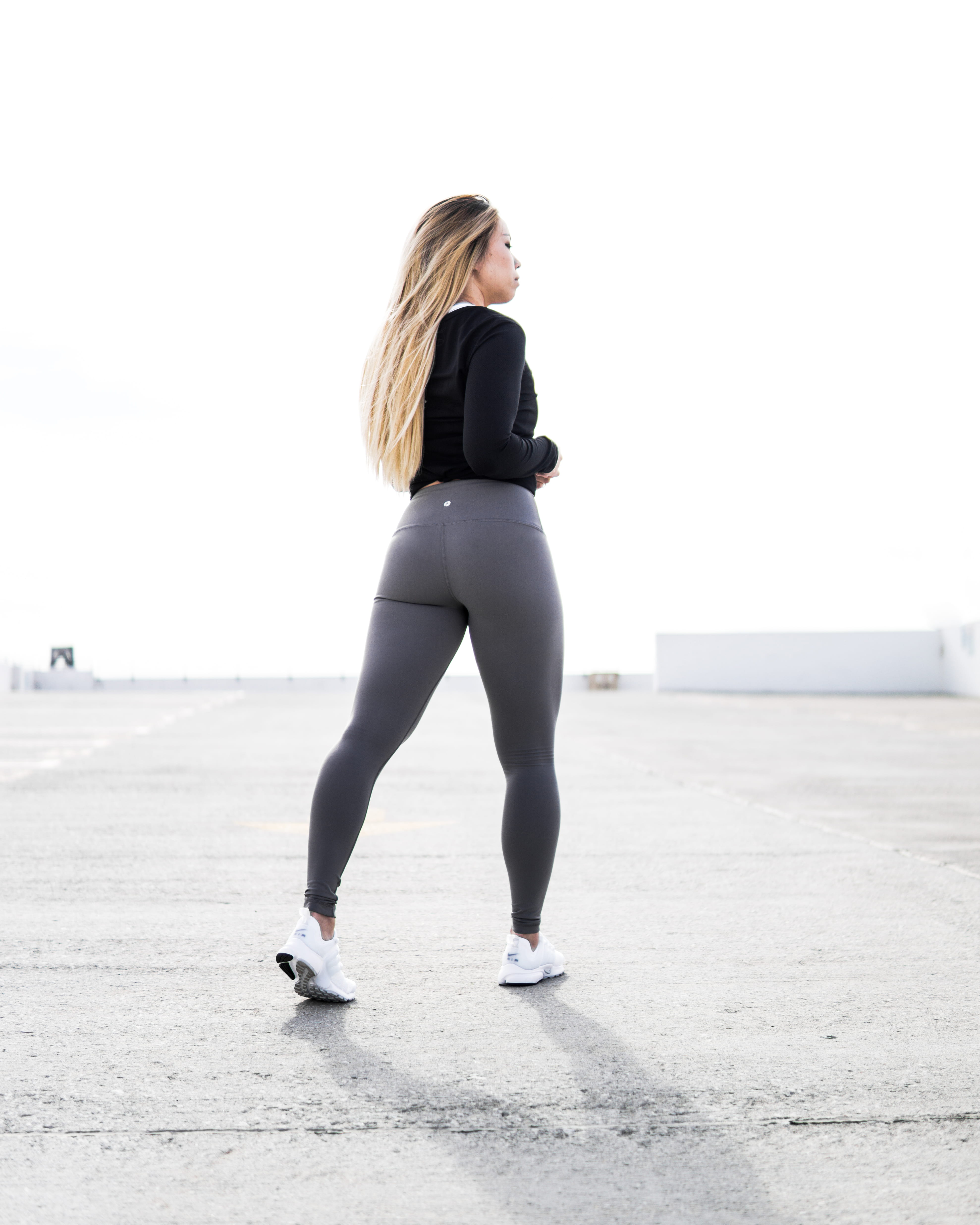 beautiful woman, fitness, blonde hair, model, long hair, roof, exercise, female, black top, lifestyles, sport, hair, gray, portrait, sportswear, posing, Phone HD Wallpaper