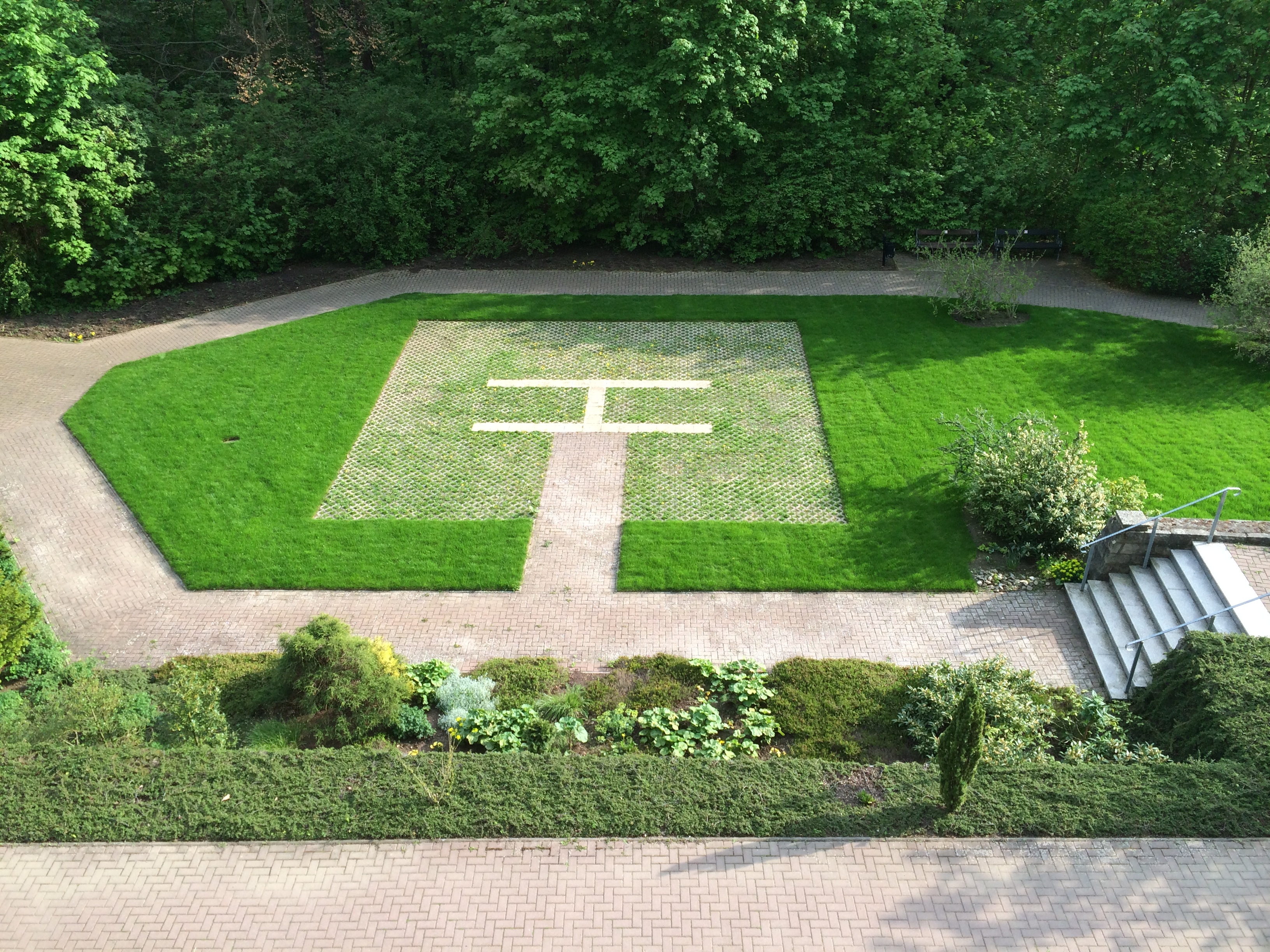 helicopter parking, 2K, day, hedge, park - man made space, nature, formal garden, garden, plant, no people, high angle view, green color, sign, grass, HD Wallpaper