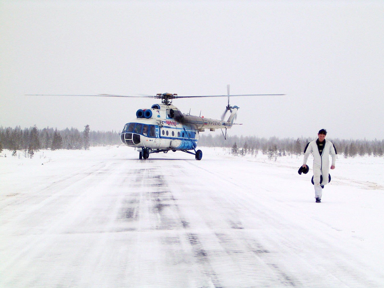 snow, flying, 720P, copyspace, mode of transportation, hovering, aerospace industry, airfield, propeller, midair, adult, rotor, sky, piloting, air, full length, HD Wallpaper