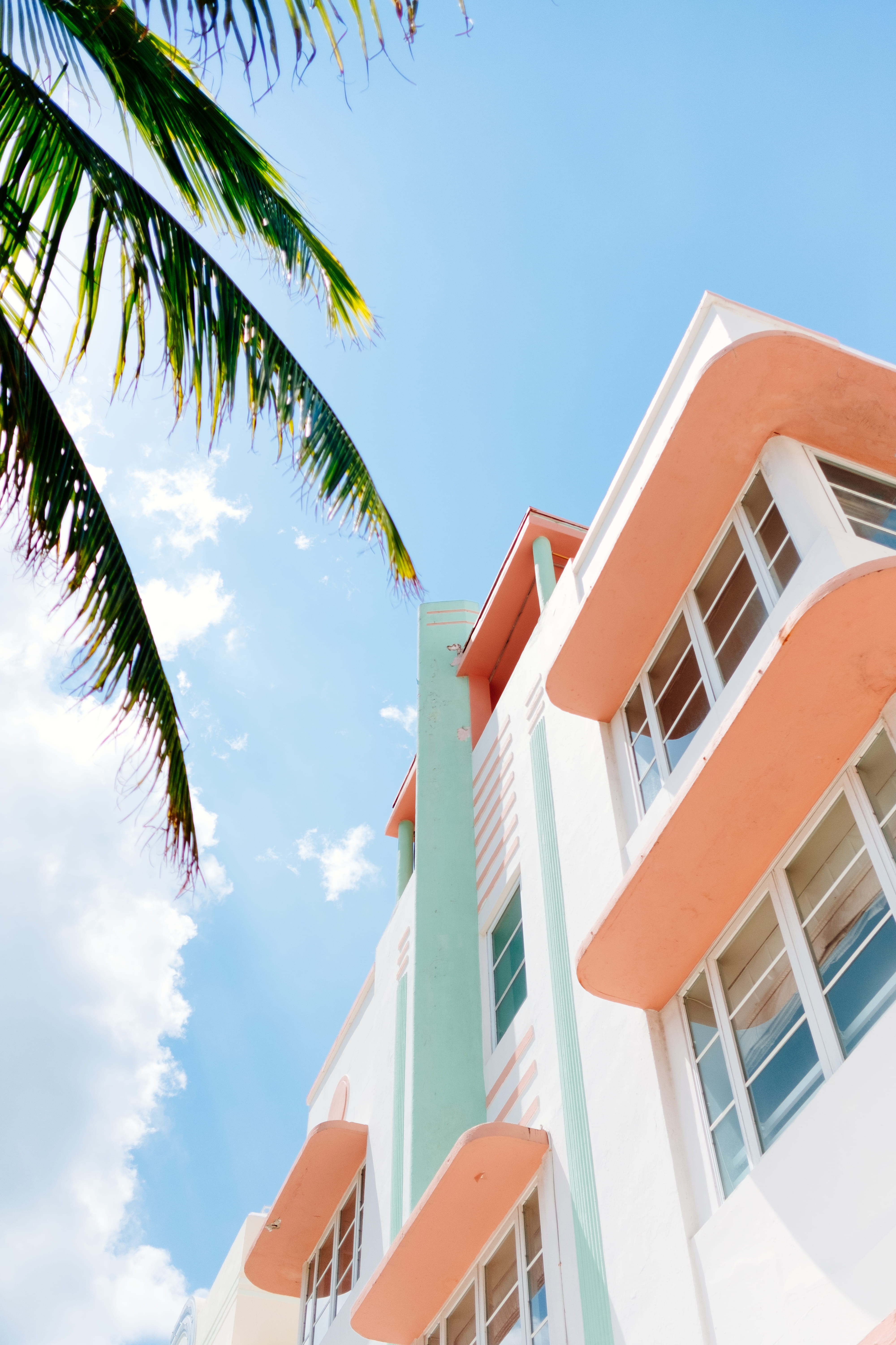 high, balcony, ocean, cloud - sky, apartment, built structure, colour, photo, peach, palm tree, no people, outdoors, sunlight, palm leaf, residential district, Phone HD Wallpaper