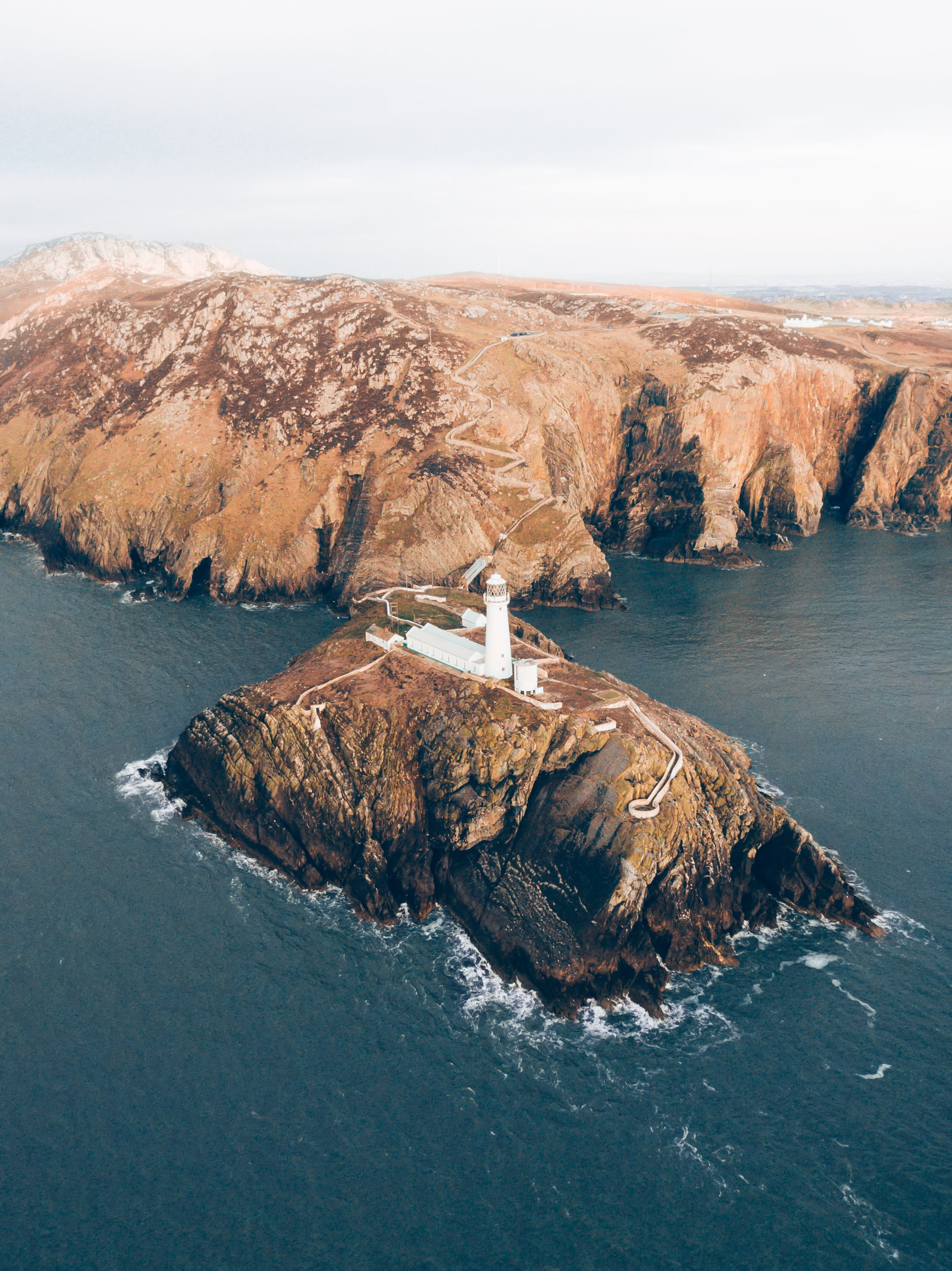 tranquility, building exterior, blue, tranquil scene, outdoors, lighthouse, beach, no people, ocean, beauty in nature, current, waves, nature, hill, water, Phone HD Wallpaper