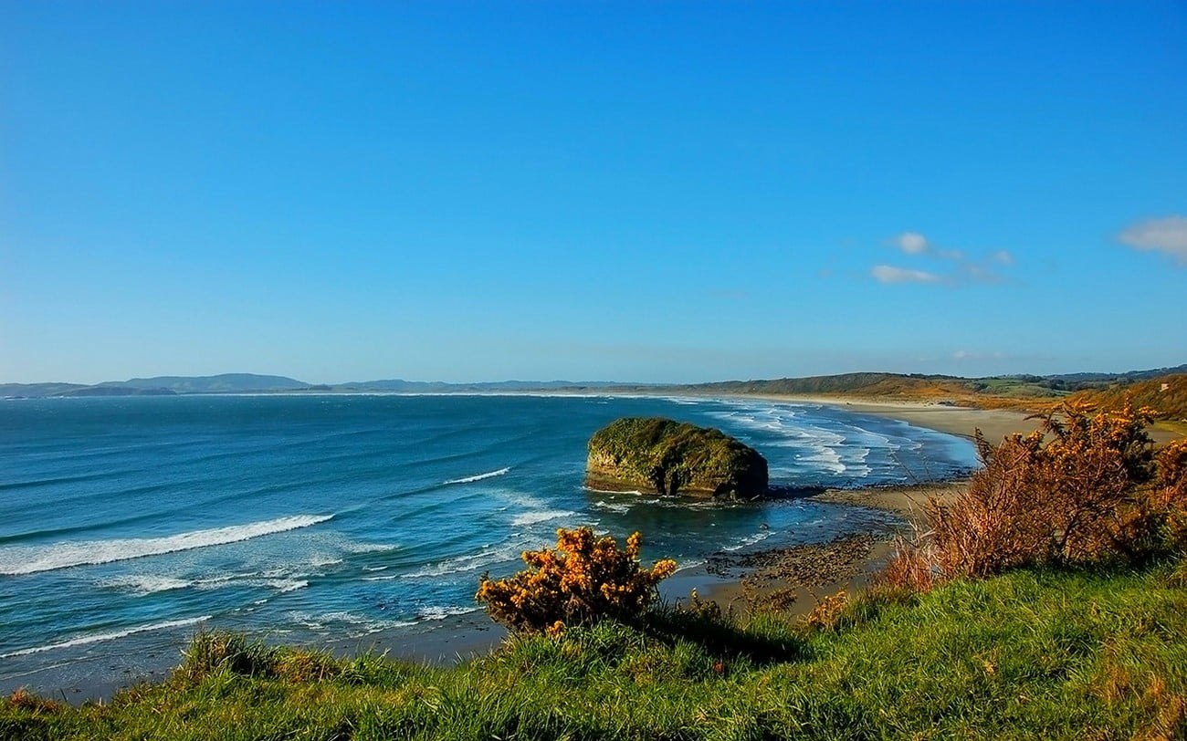 non-urban scene, tranquility, sand, outdoors, island, day, scenics - nature, shrubs, copy space, nature, stack rock, Chile, tranquil scene, 720P, sky, HD Wallpaper