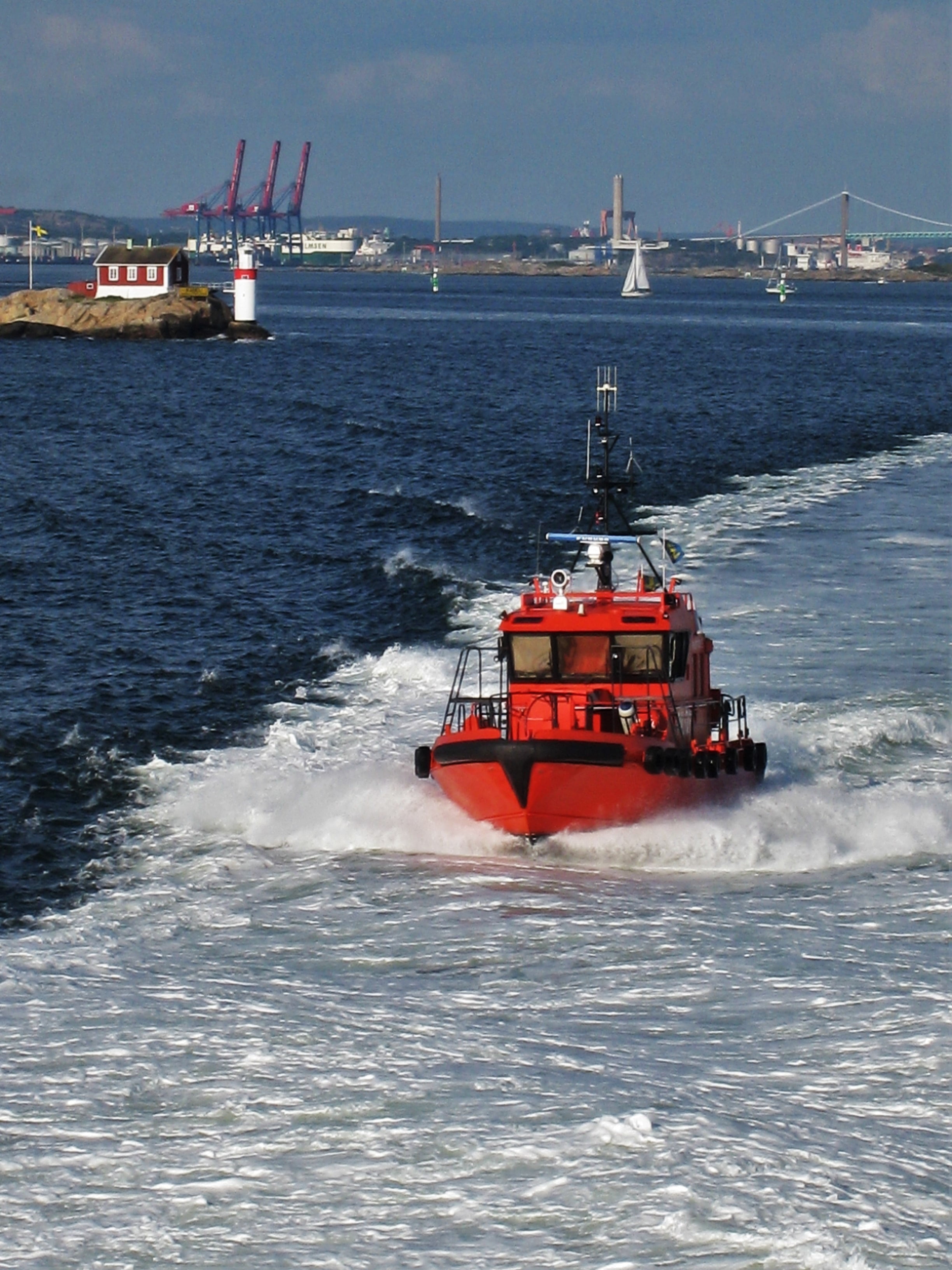 nature, göta älv, wake - water, ship, pilot boat, gothenburg, passenger craft, travel, waterfront, kattegat, nautical Vessel, 2K, no people, tugboat, shipping, Phone HD Wallpaper