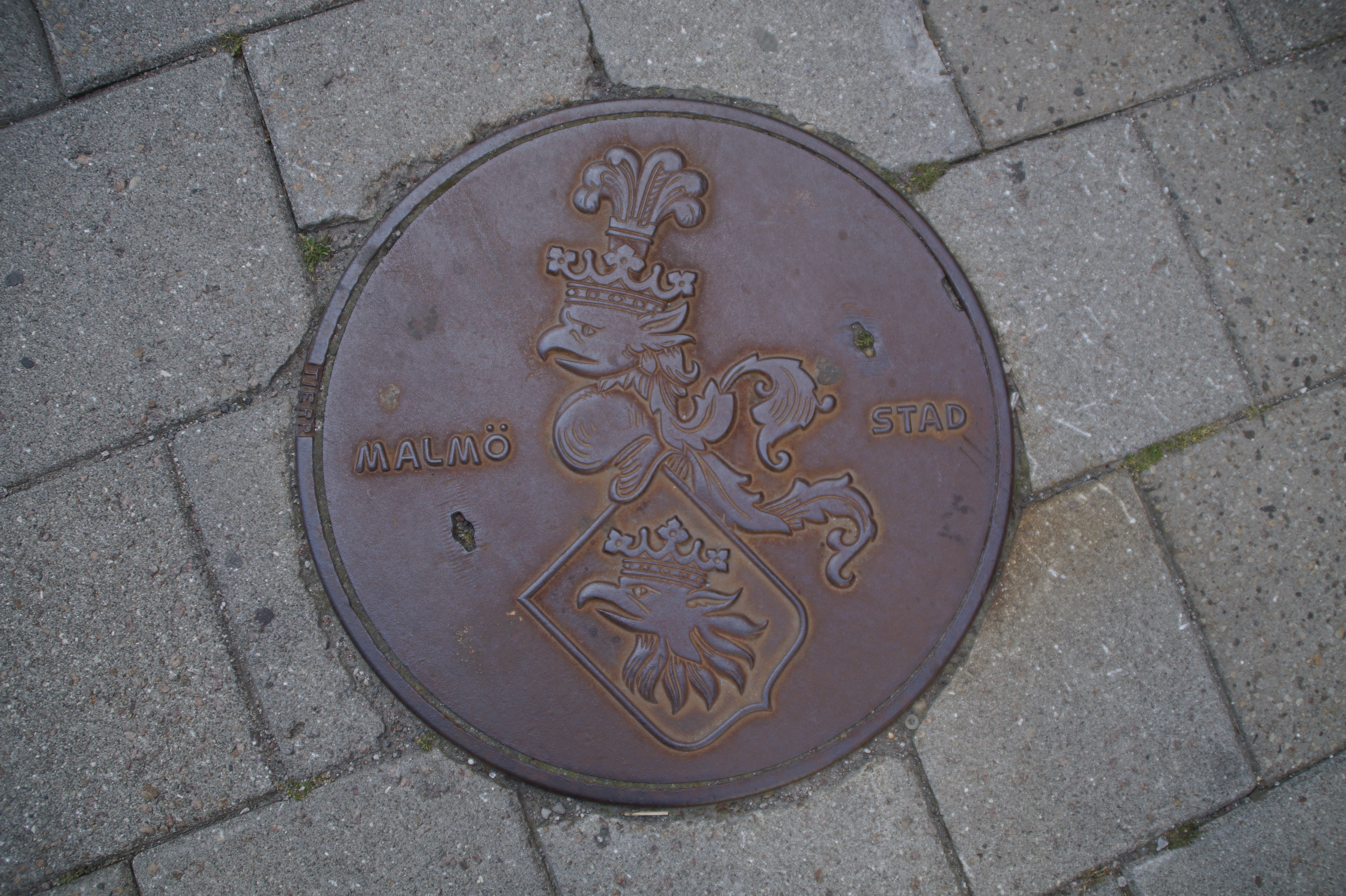 malmö, footpath, admitted, lid, high angle view, 5K, close-up, floor, shape, outdoors, city, metal, western script, manhole, text, paving stone, sidewalk, HD Wallpaper