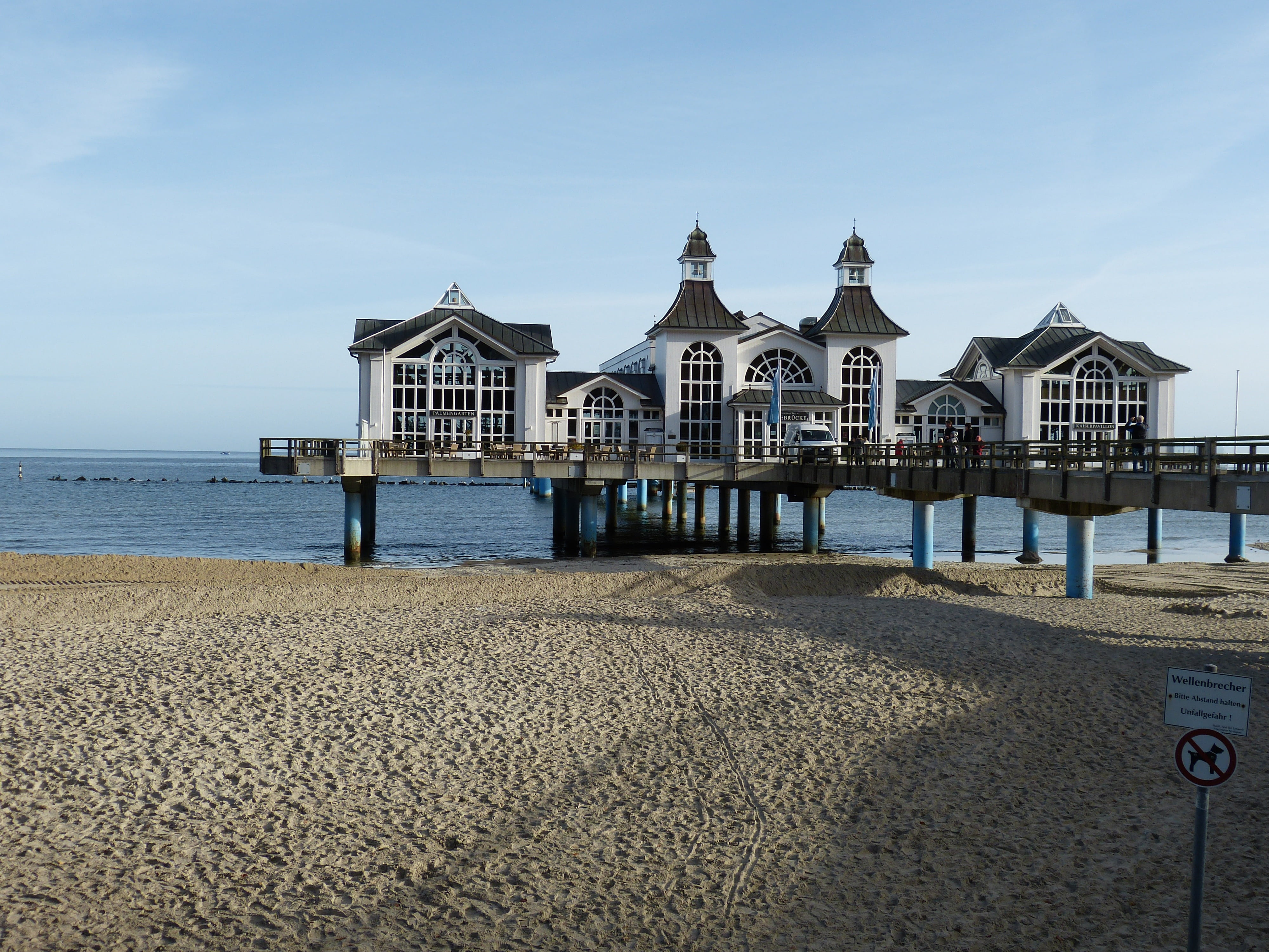 incidental people, seaside resort, sand, tourism, holiday, water, sea, travel destinations, baltic sea, rügen, sea bridge, sky, restaurant, built structure, HD Wallpaper