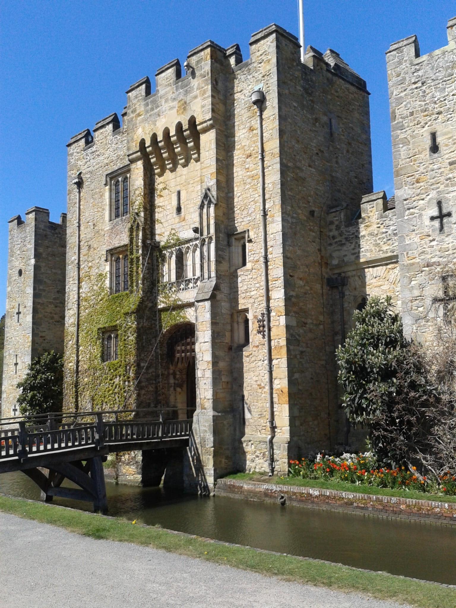 built structure, europe, low angle view, clear sky, ancient, wall, castellated, sky, wall - building feature, building exterior, heritage, drawbridge, english castle, Phone HD Wallpaper