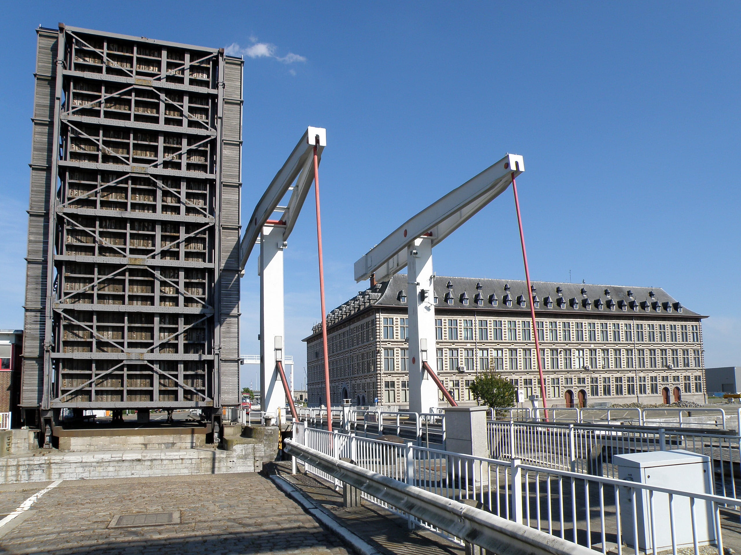 bridge, day, nature, building, modern, office building exterior, skyscraper, construction site, structures, machinery, city, clouds, connection, urban, HD Wallpaper