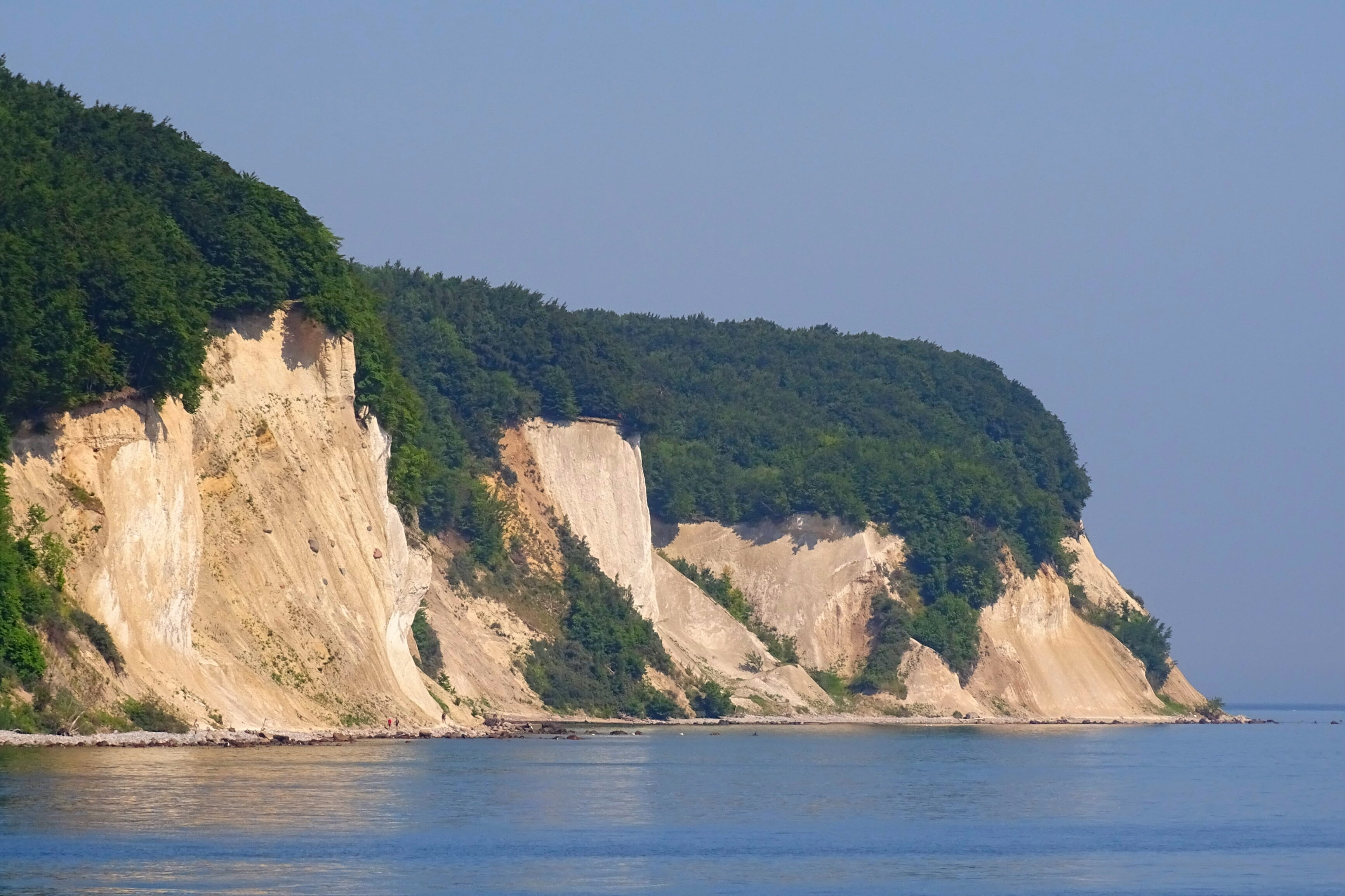 Island, tree, beach, waterfront, beauty in nature, scenics, White Cliffs, 2K, day, Rügen, environment, view into land, coastline, land, water, no people, HD Wallpaper