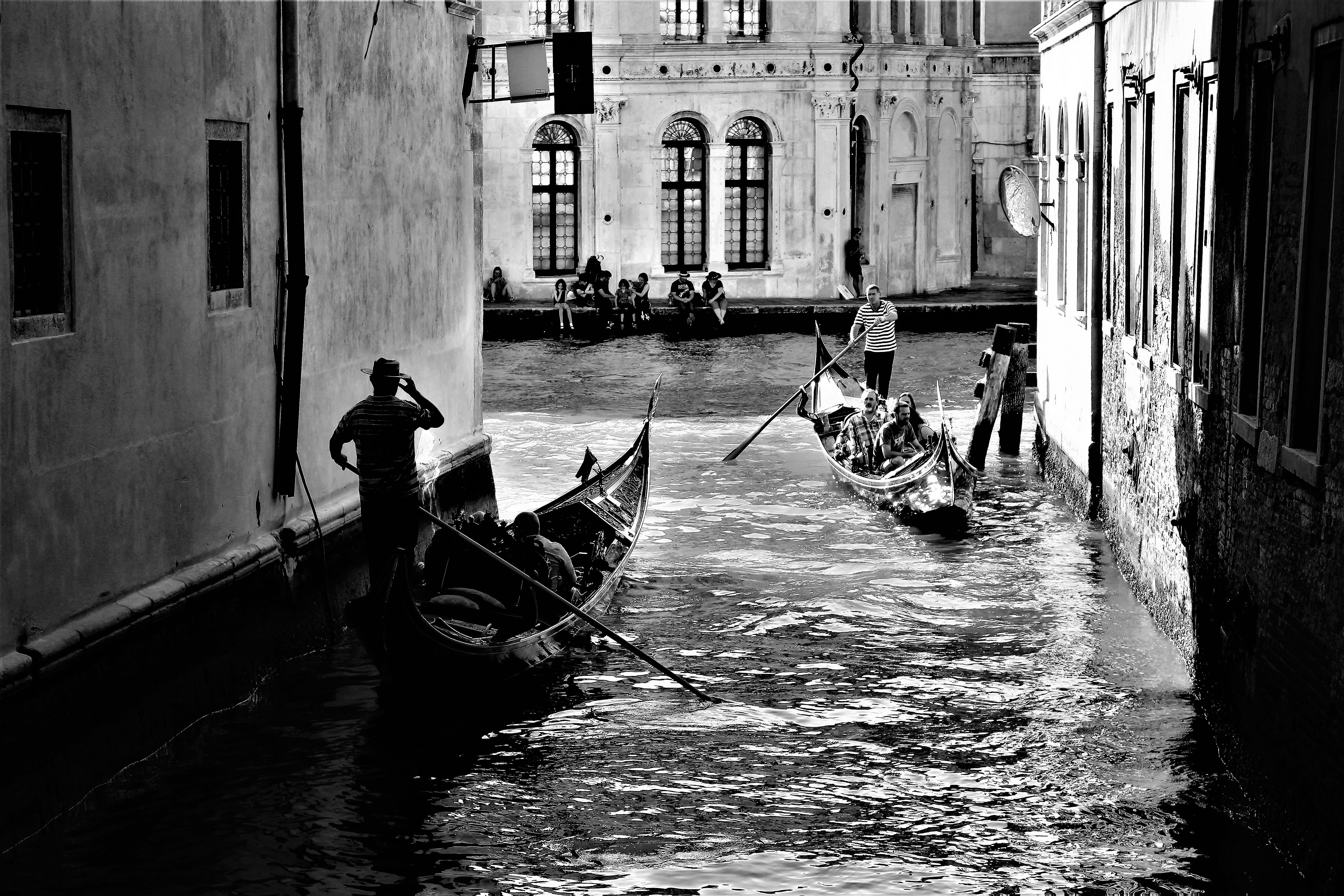 gondoljärer, real people, architecture, evening, grayscale, venice, one person, built structure, person, waterways, canoe, world, mode of transportation, HD Wallpaper