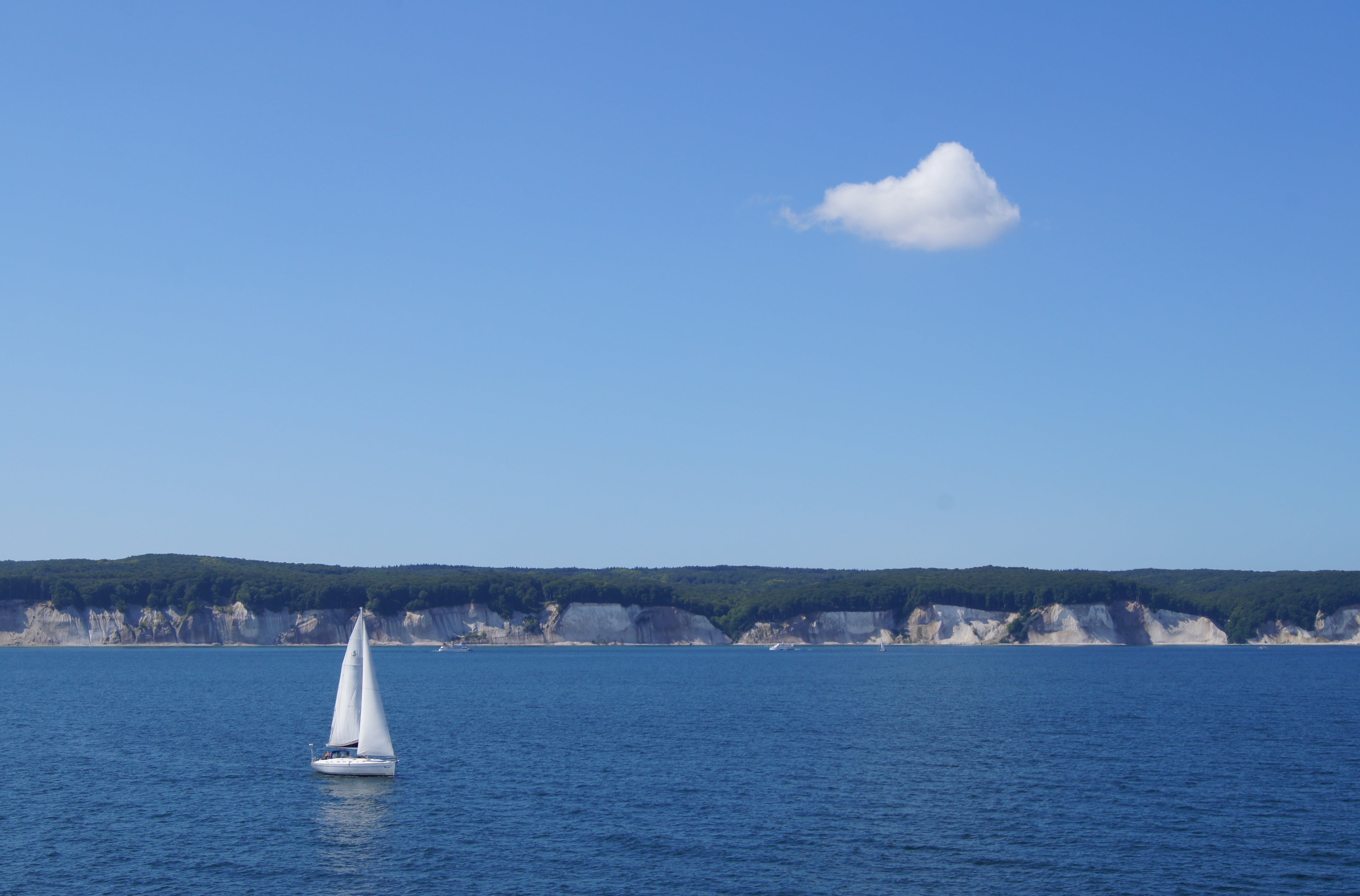 copy space, no people, white, sailing, lake, summer, scenics - nature, outdoors, travel, skies, water, boat, 4K, yacht, day, sailboat, transportation, HD Wallpaper