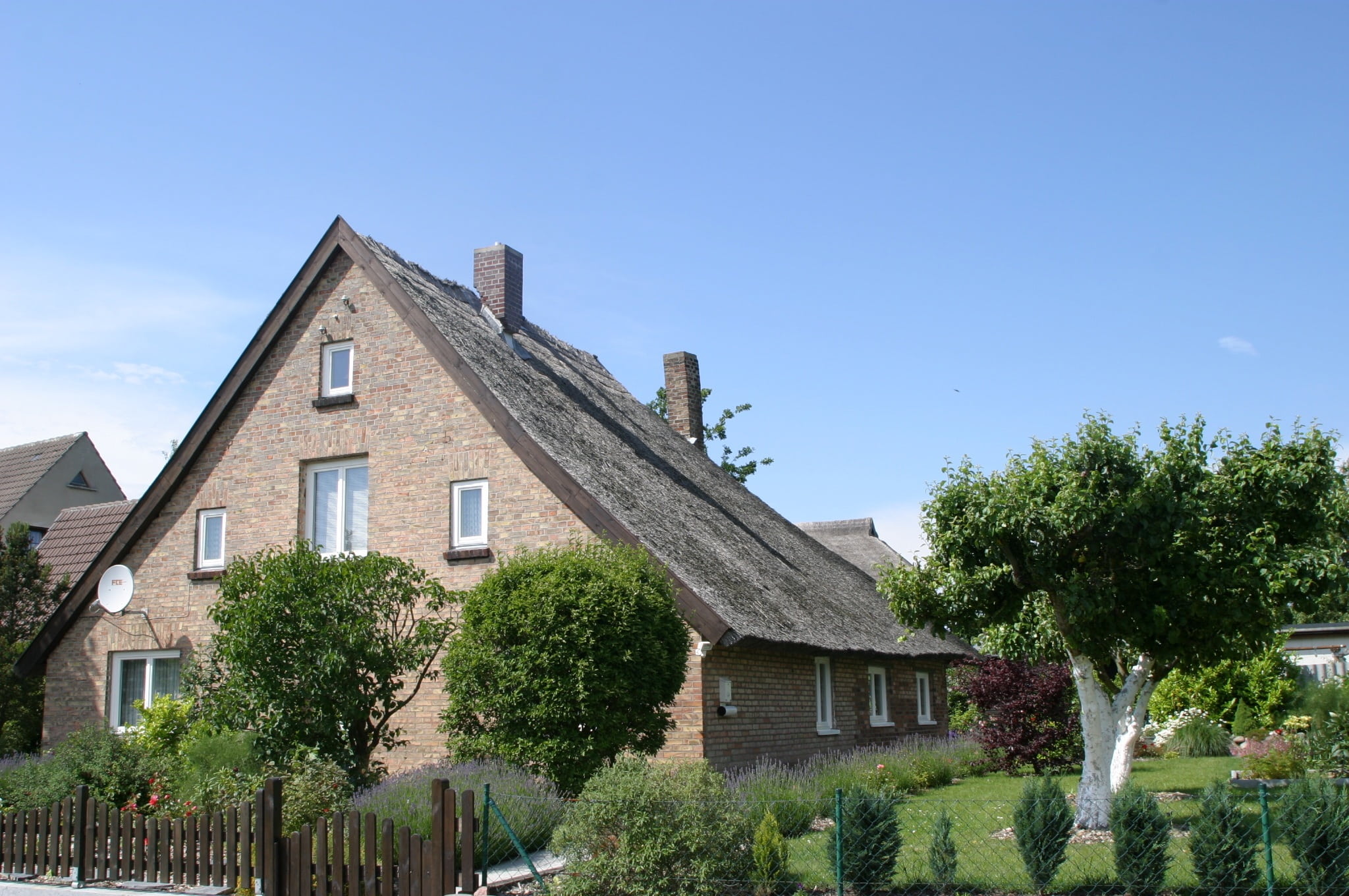 1080P, rügen island, baltic sea, outdoors, blue sky, building, history, city, day, island, home, window, roof, built structure, no people, residential district, HD Wallpaper