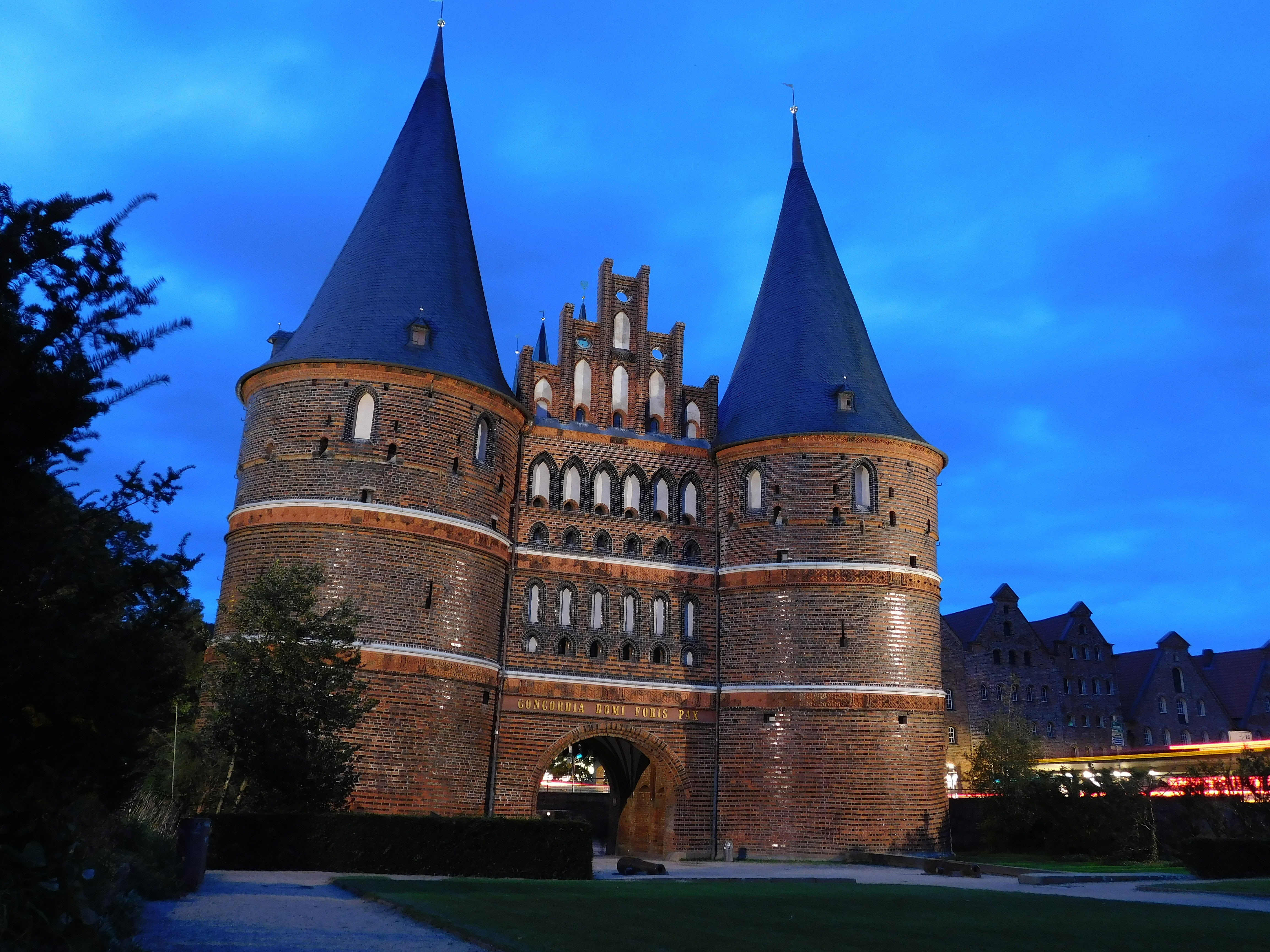 landmark, dusk, building, built structure, architecture, travel, transportation, spire, city, sky, building exterior, 4K, holsten gate, incidental people, HD Wallpaper
