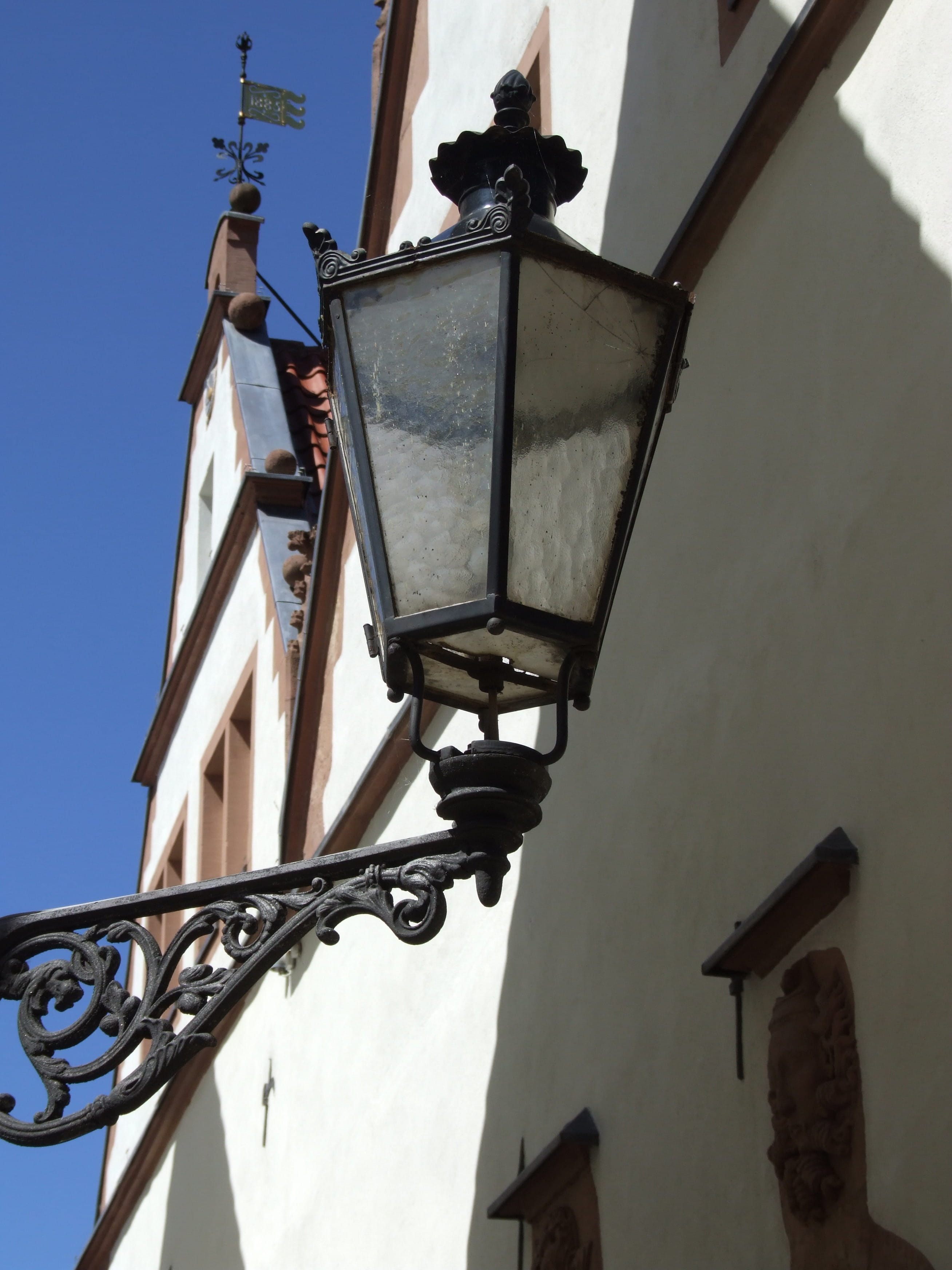 electric lamp, no people, historically, sky, street, Marketplace, day, outdoors, Lemgo, low angle view, metal, statue, hanseatic league, old town, city, Phone HD Wallpaper