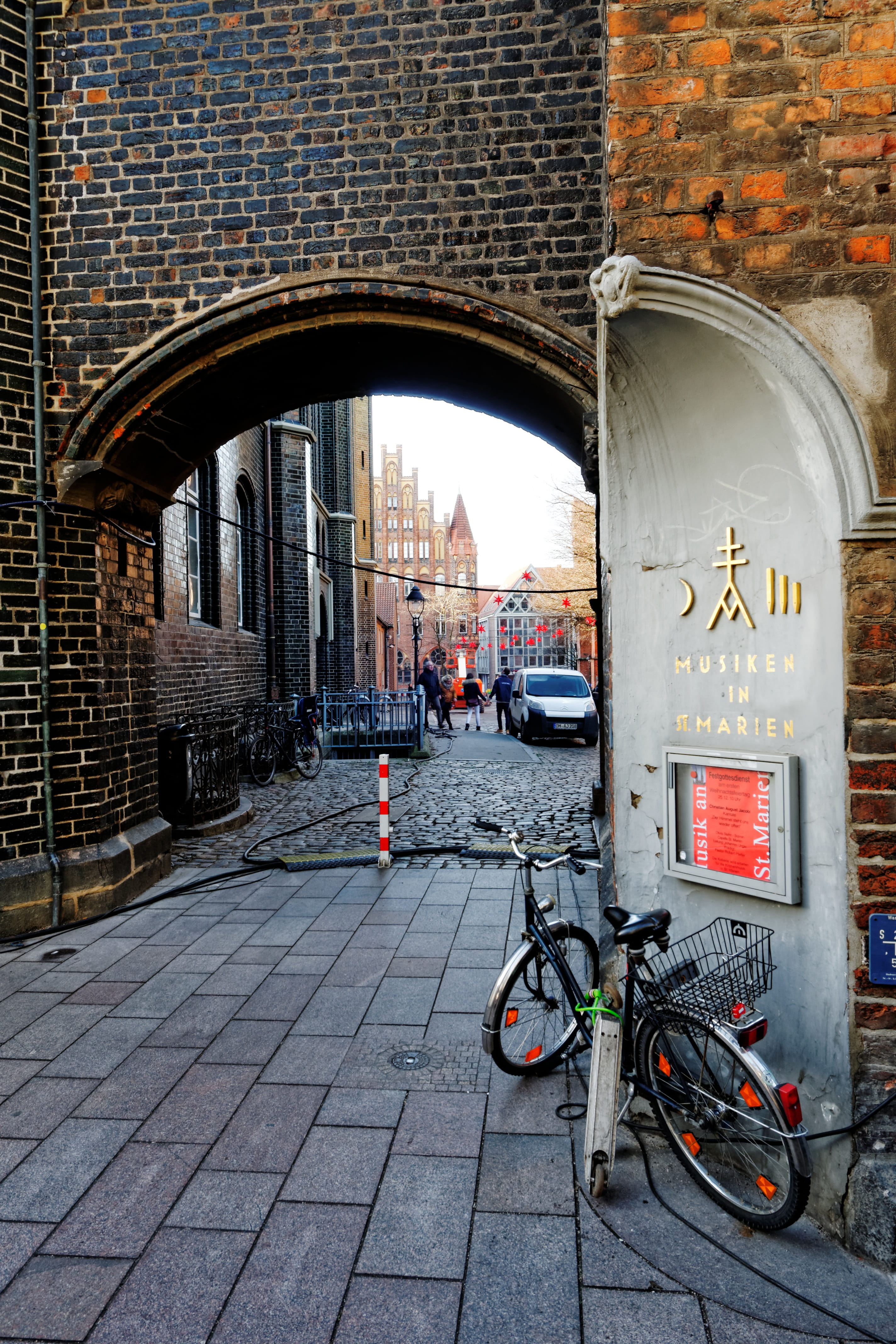 city, incidental people, hanseatic city, land vehicle, 4K, building, outdoors, hanseatic league, architecture, motor vehicle, arch, brick, lübeck, building exterior, Phone HD Wallpaper