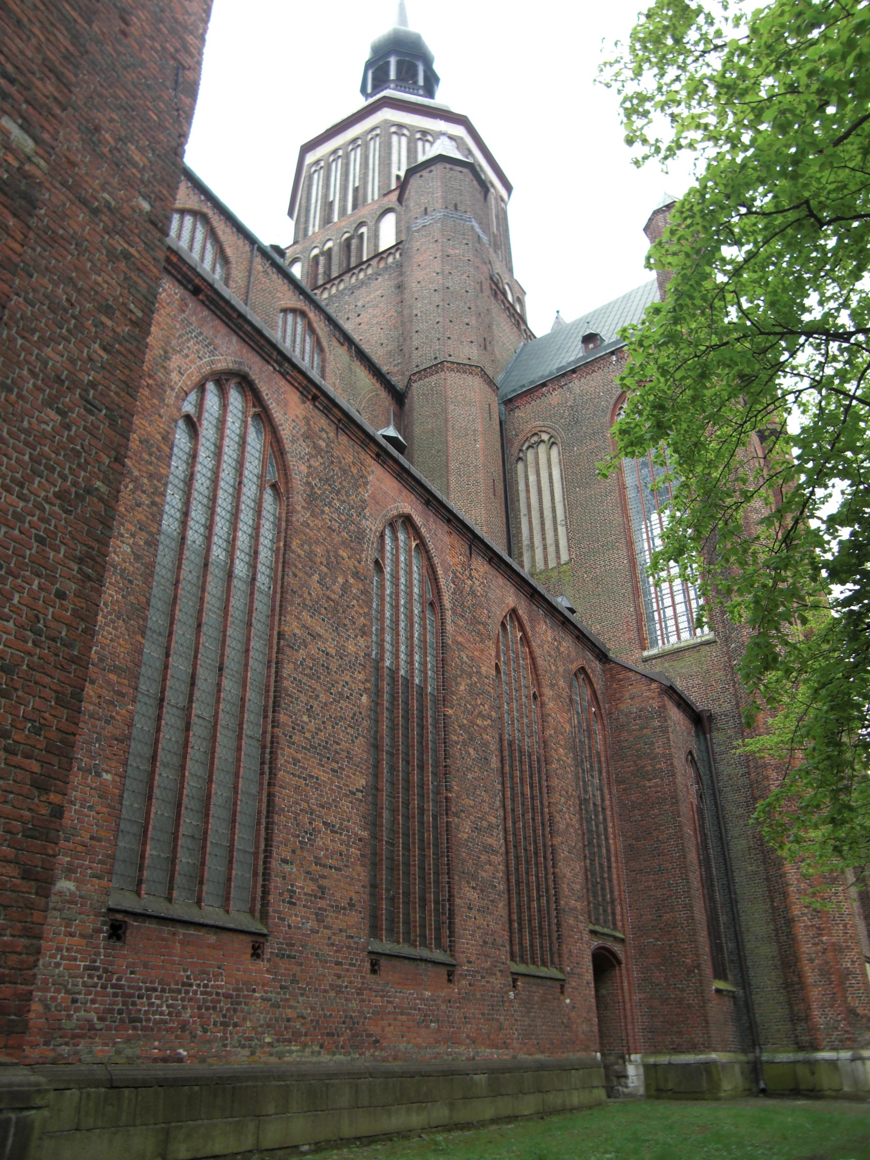 outdoors, belief, place of worship, spirituality, religion, low angle view, 1080P, built structure, architecture, building exterior, day, mecklenburg western pomerania, Phone HD Wallpaper