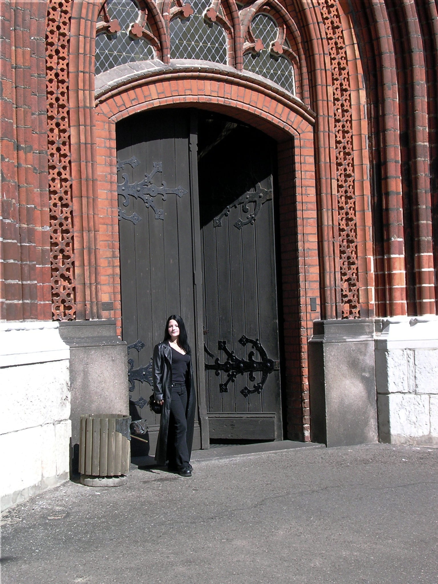 portal, real people, gothic, outdoors, built structure, church, stralsund, woman, girl, door, standing, full length, day, young adult, one person, history, Phone HD Wallpaper