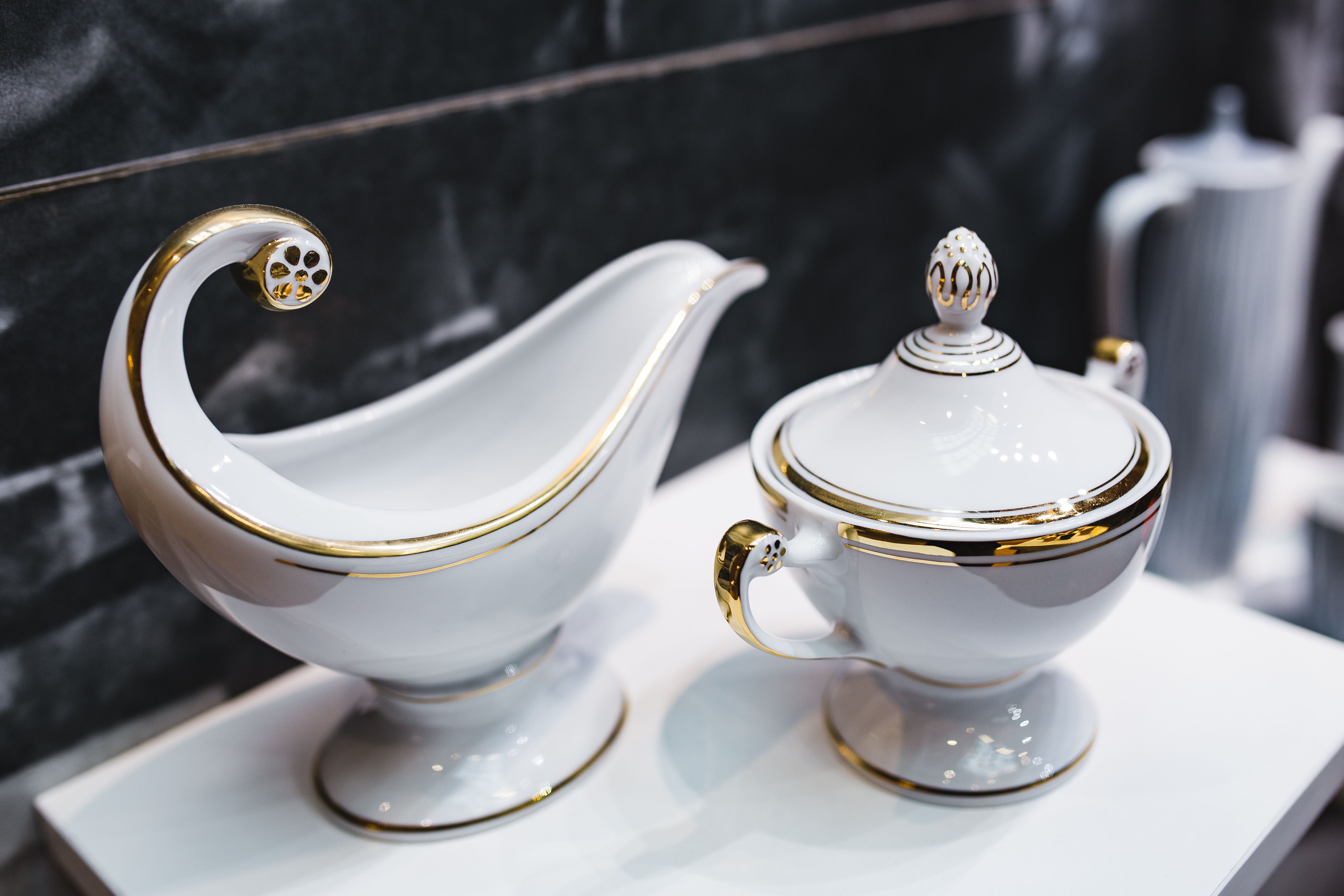 household equipment, antique, teapot, collection, tea - hot drink, ornate, elegance, crockery, tablecloth, expense, dishware, dishes, food and drink, upper class, HD Wallpaper