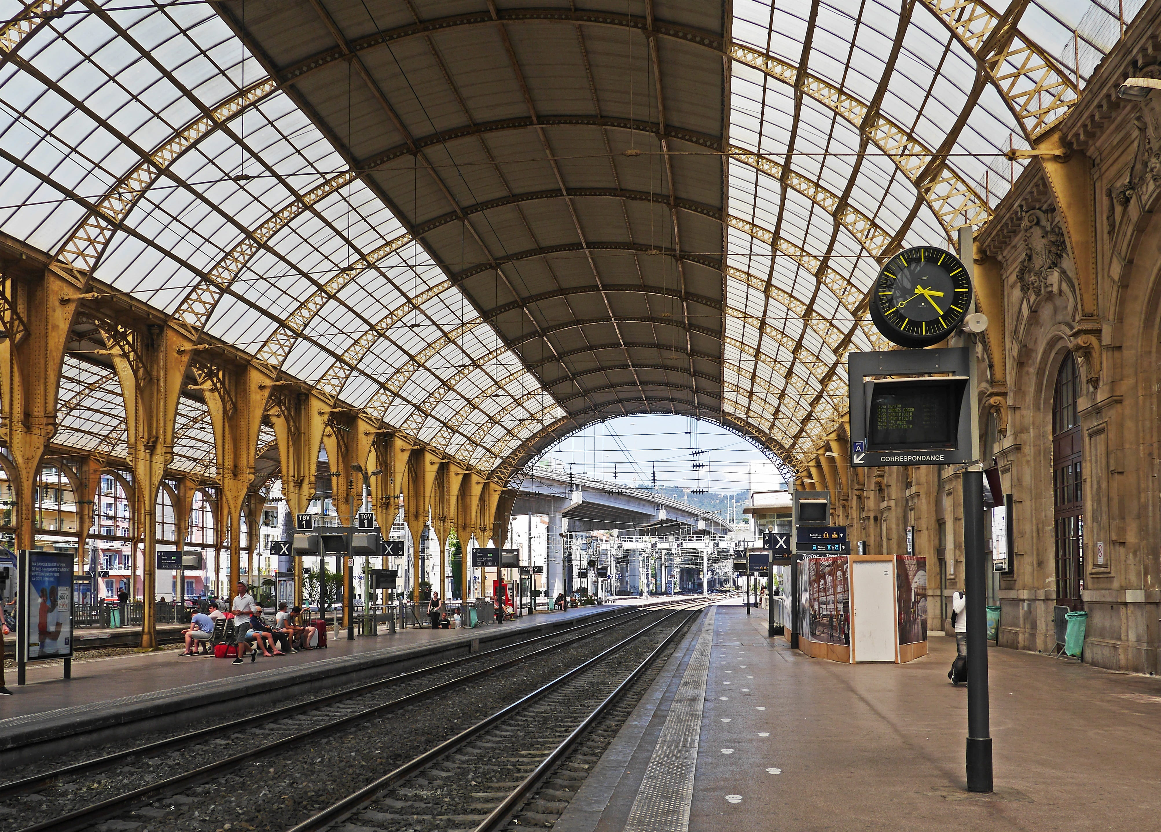 railroad Station Platform, incidental people, steel structure, transportation, group of people, day, building, 4K, carrier, overbuilt, arch, rail tracks, HD Wallpaper