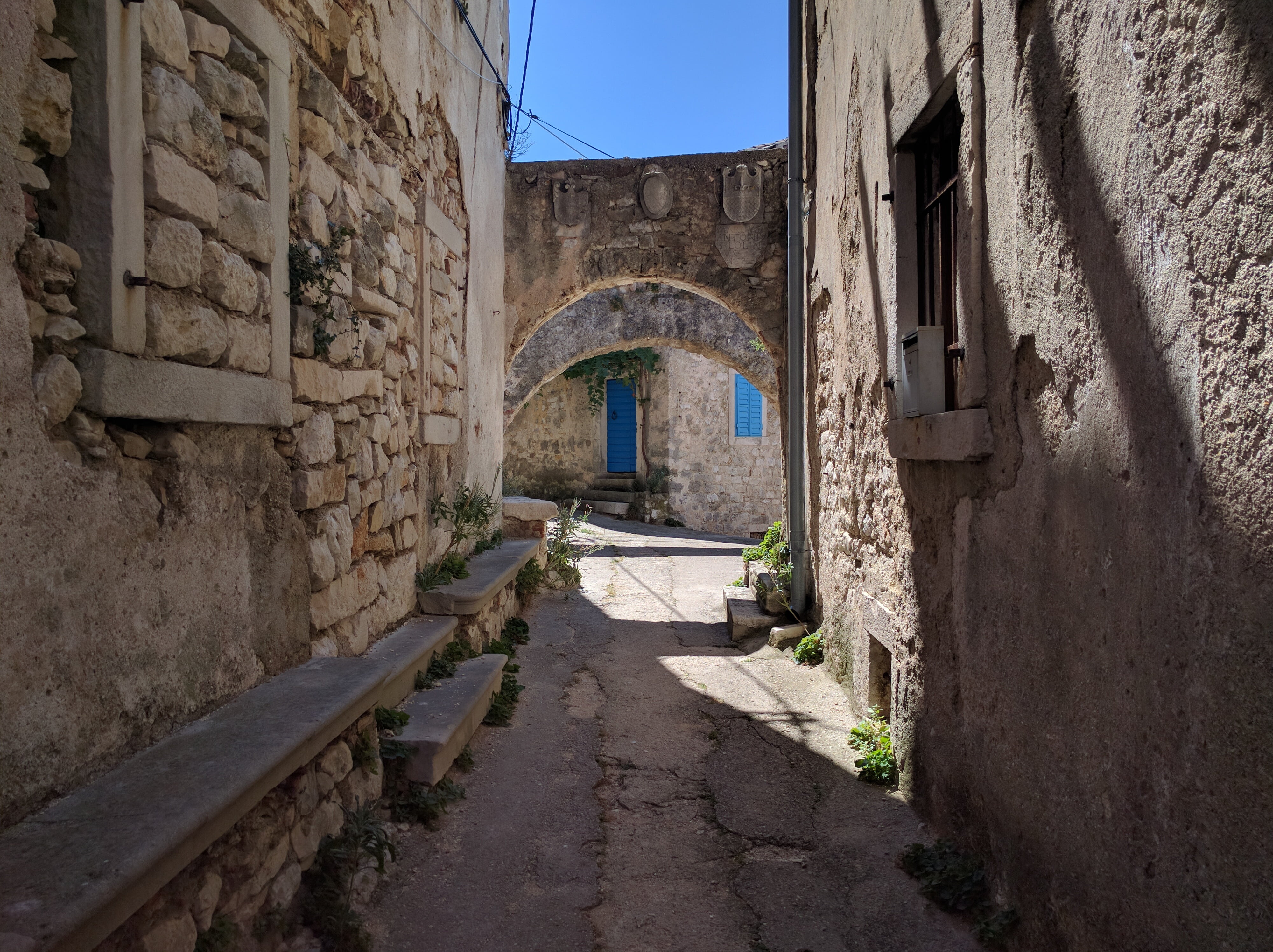 road, footpath, architecture, door, direction, house, old town, wall - building feature, 4K, europe, built structure, nature, wall, glimpse, sunlight, HD Wallpaper