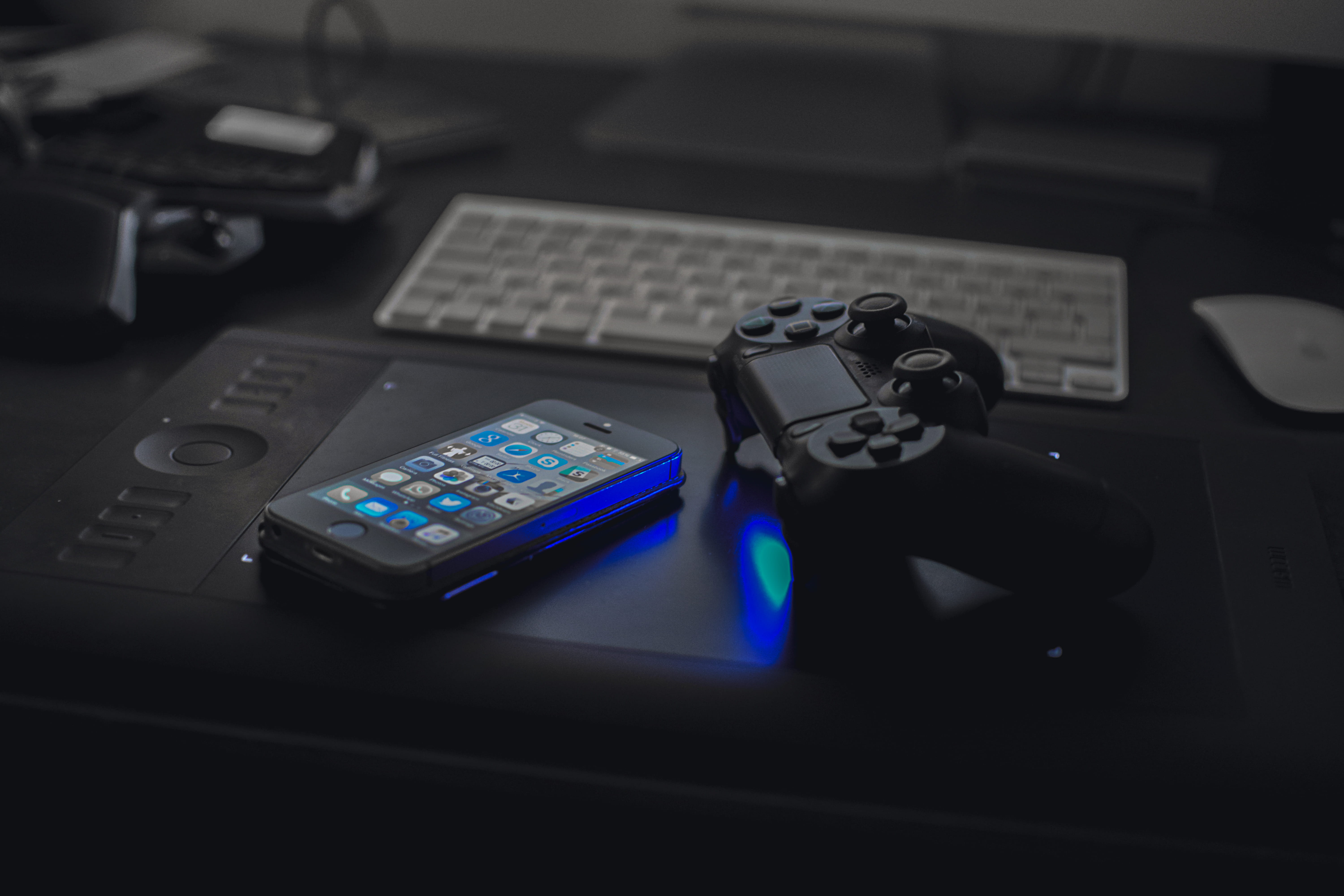 magic mouse, dark, communication, no people, indoors, technology, arts culture and entertainment, computer, wacom intuos, wireless technology, apple keyboard, HD Wallpaper