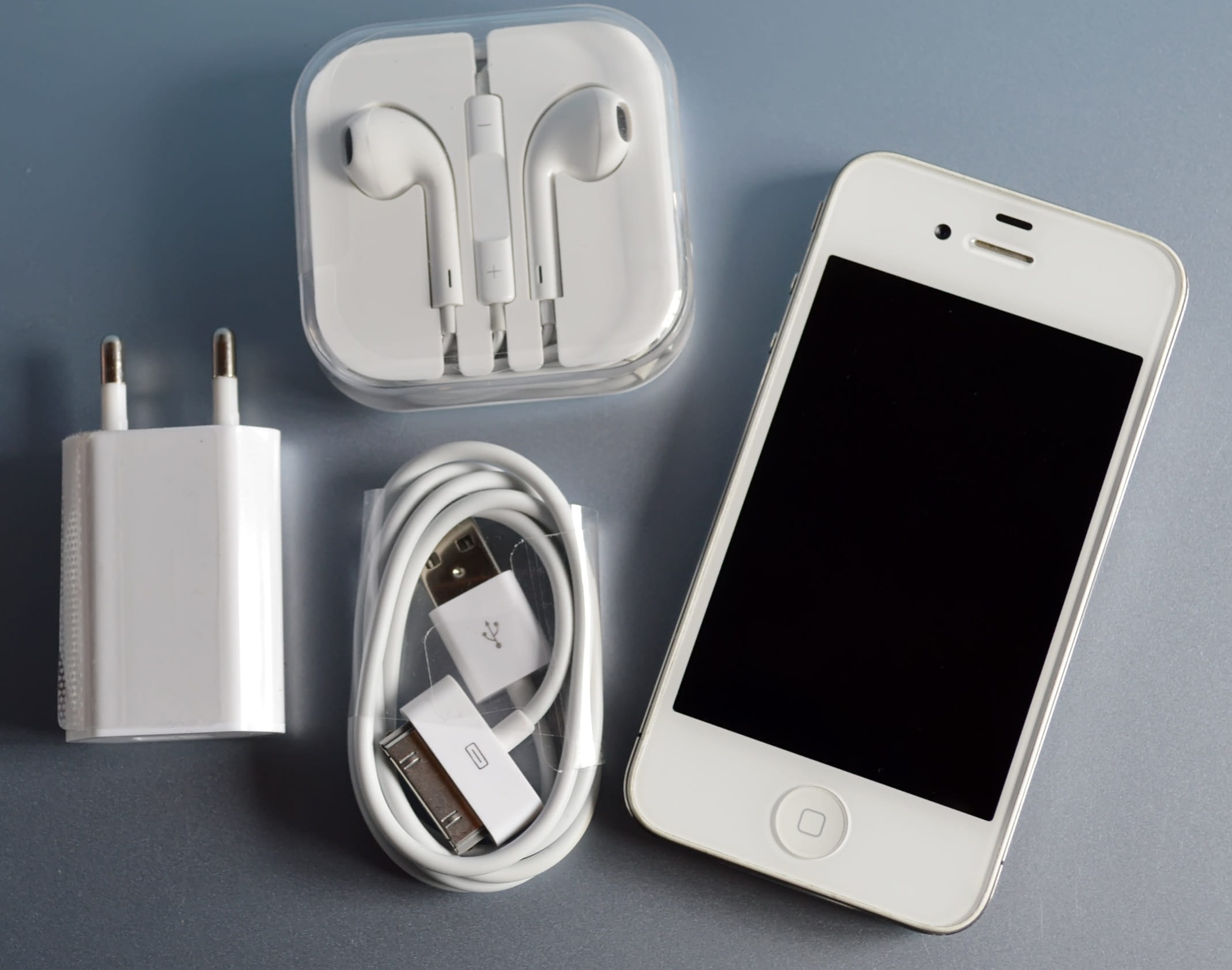 1080P, close-up, electrical equipment, cable, touch screen, studio shot, iphone 4, cut out, no people, smart phone, technology, portability, indoors, screen, HD Wallpaper