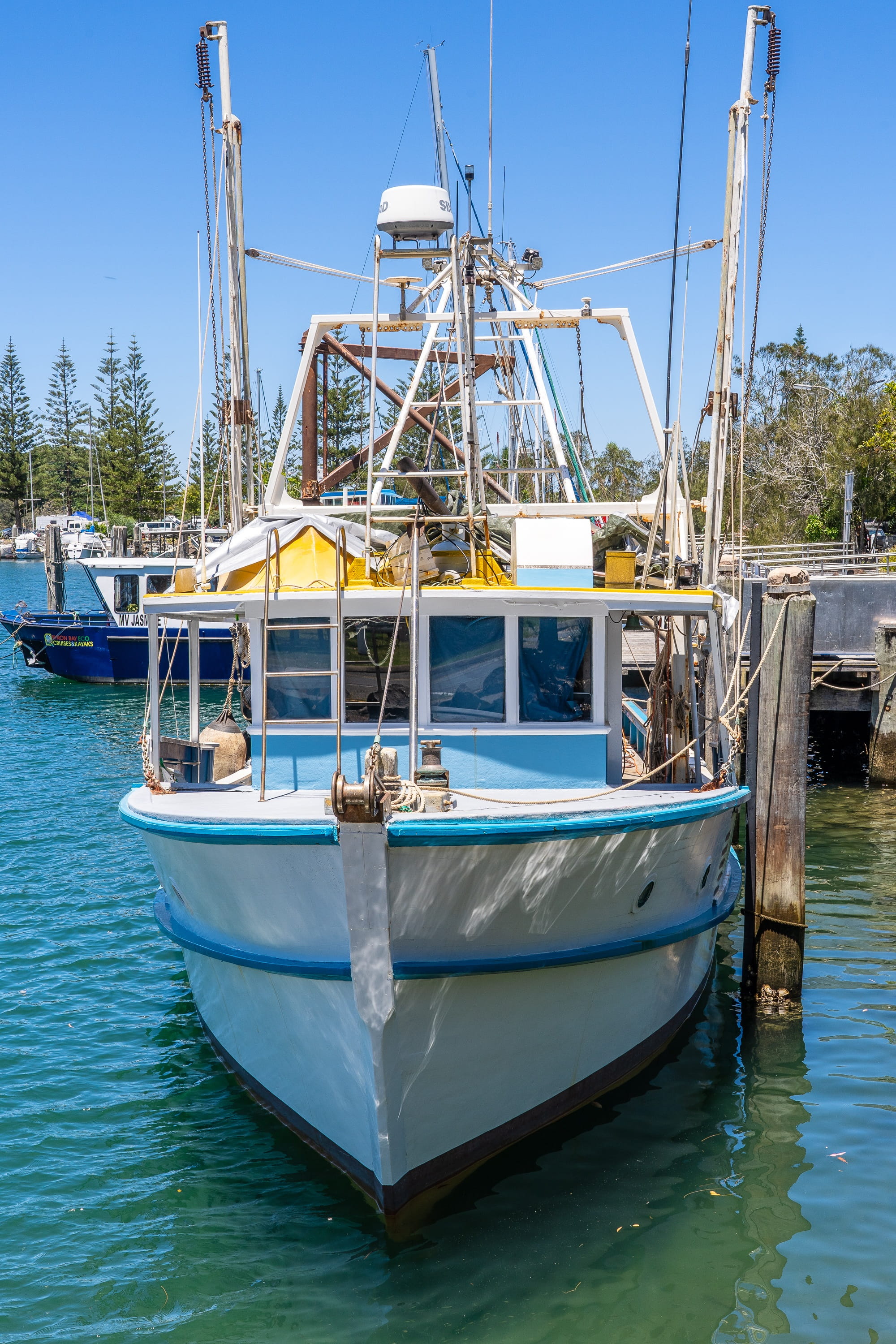 sunlight, fishing, day, moored, sea, boats, clear sky, harbour, pole, mode of transportation, mast, blue, sky, travel, fishing boat, water, 2K, fishing industry, Phone HD Wallpaper