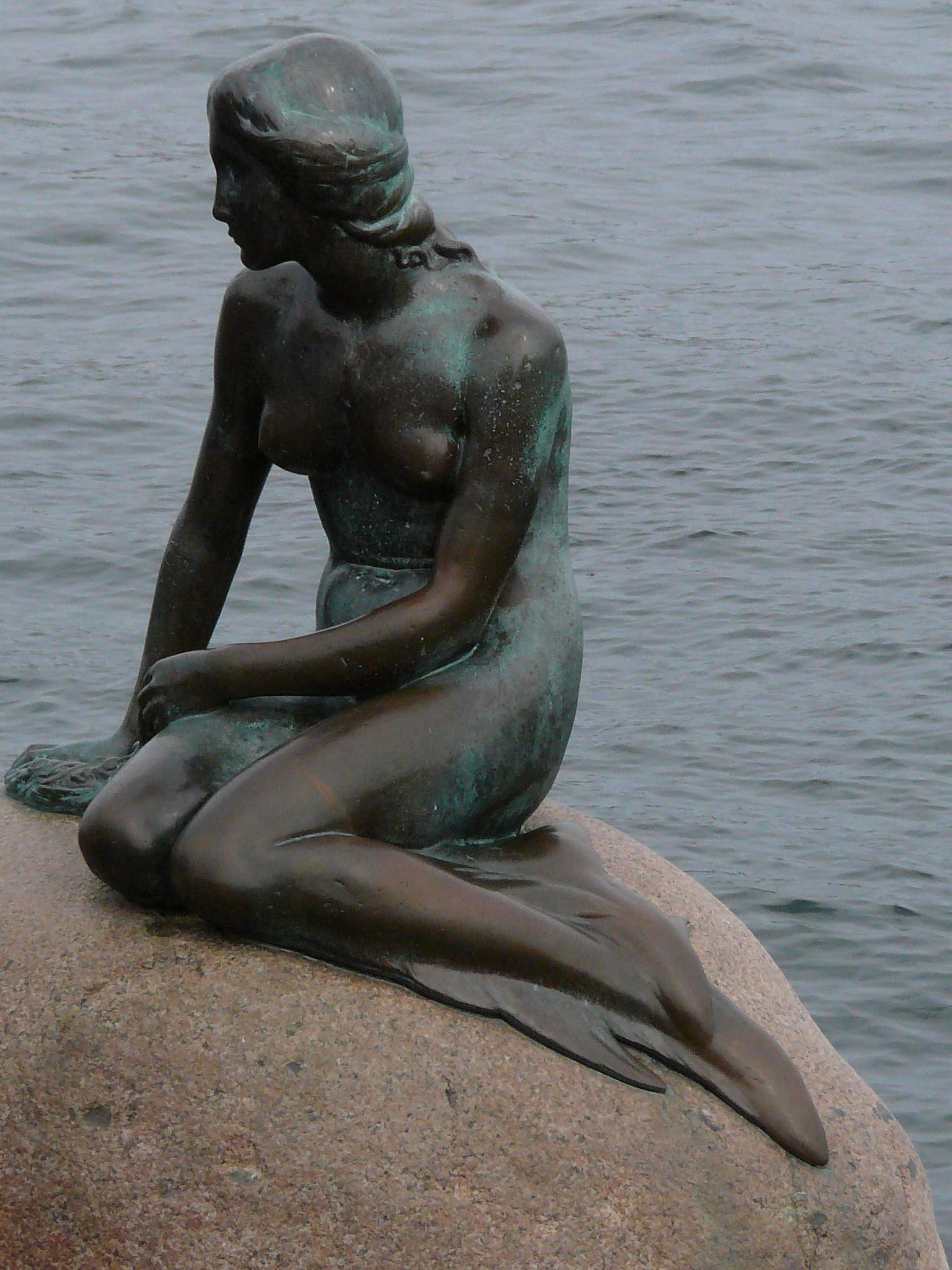 figure, sculpture, creativity, art and craft, craft, representation, nature, male likeness, day, outdoors, female likeness, sitting, sea, human representation, Phone HD Wallpaper