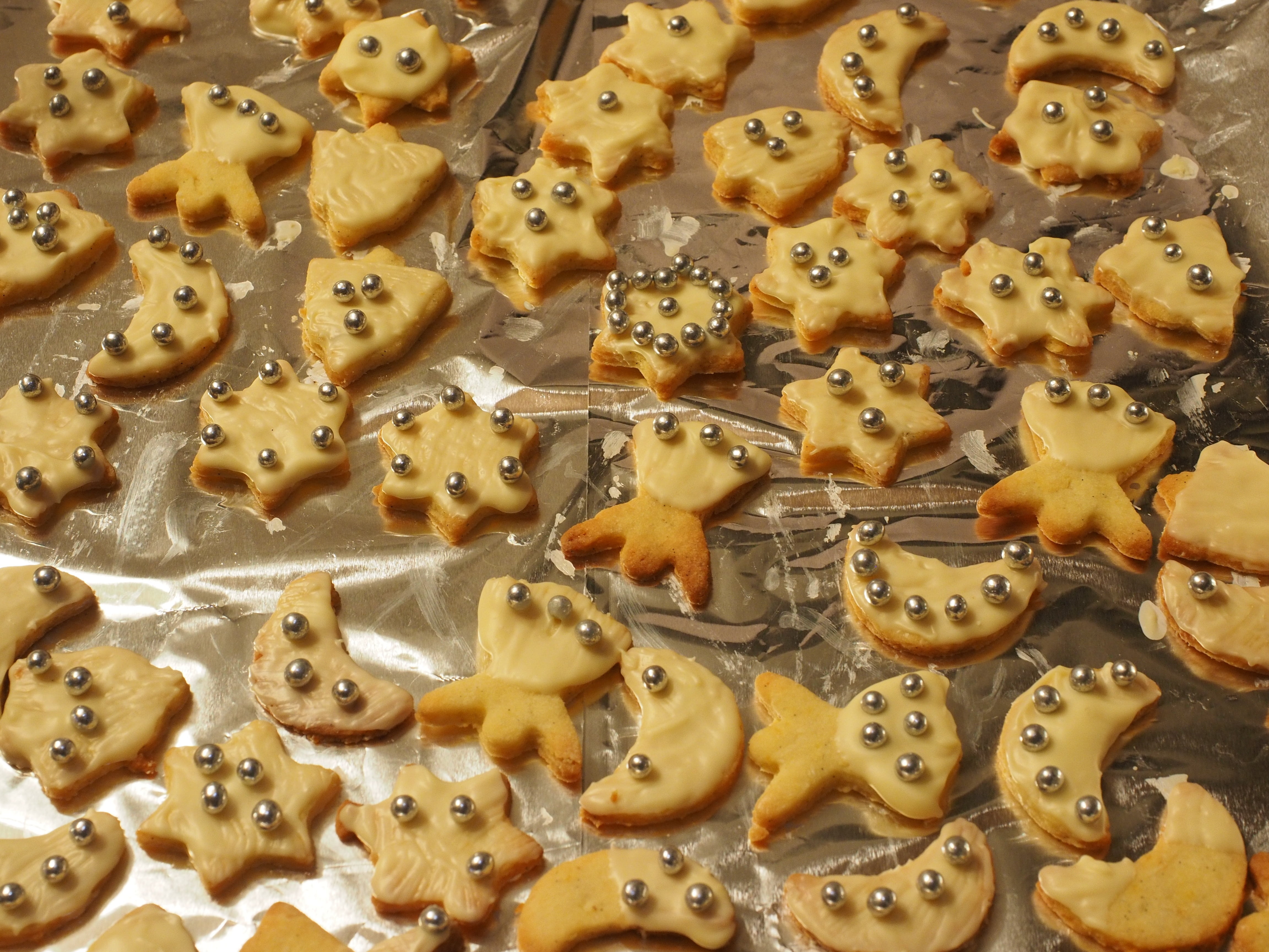 sweet Food, brown, food, indulgence, silver beads, high angle view, animal representation, temptation, cookies, guzle, large group of objects, backgrounds, HD Wallpaper