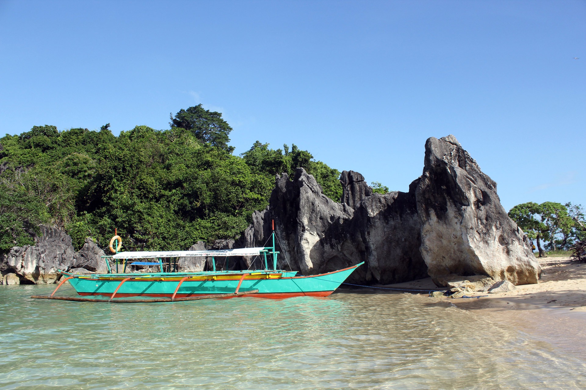 day, green mountain, tropical climate, no people, tree, clouds, water, stone formation, white sand, beach, nature, outdoors, boat, beauty in nature, rock, HD Wallpaper