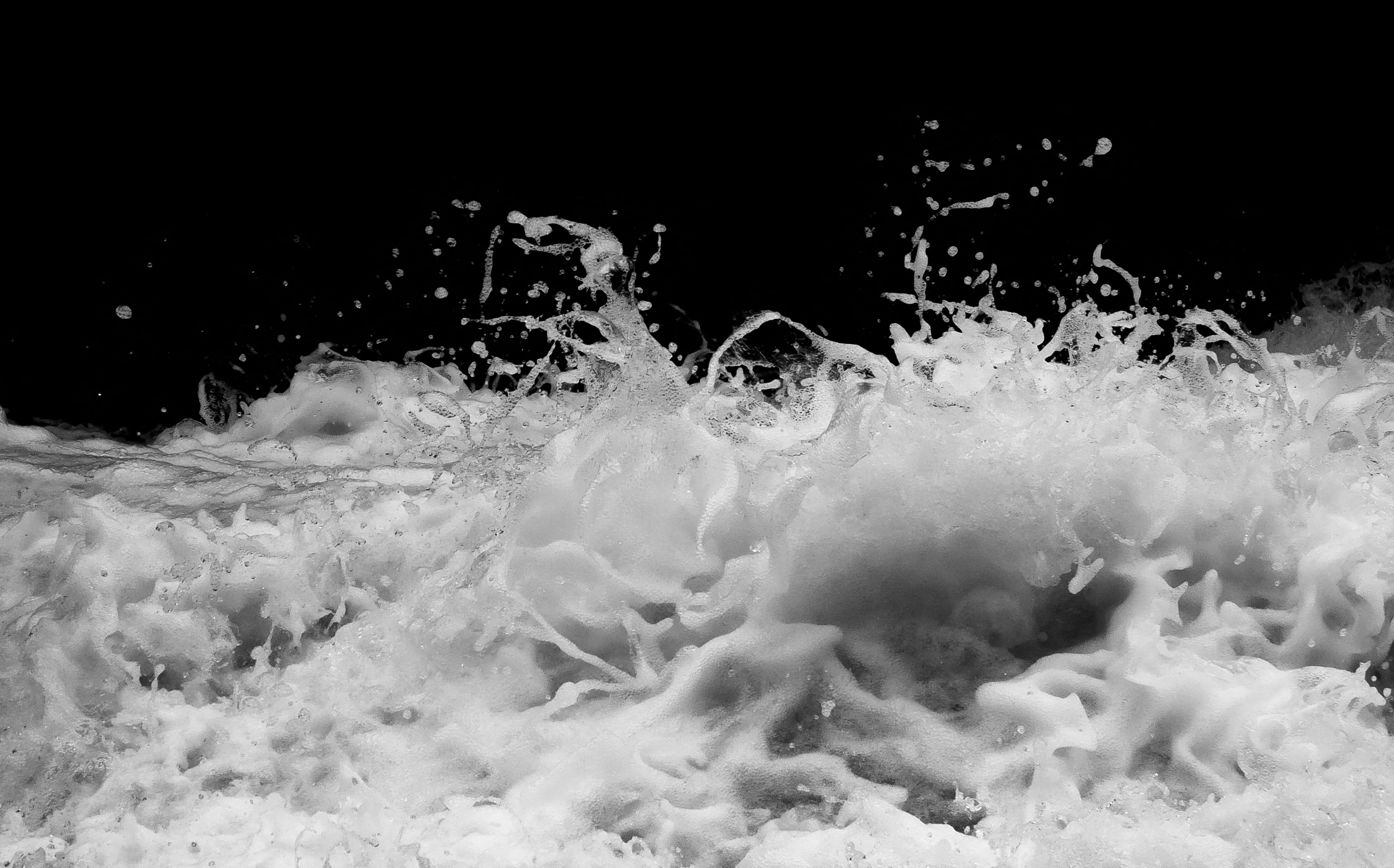 white color, black background, no people, hintergrund, wet, cold temperature, breaking, wasser, aquatic sport, motion, close-up, waves, water, fluss, verschlusszeit, HD Wallpaper